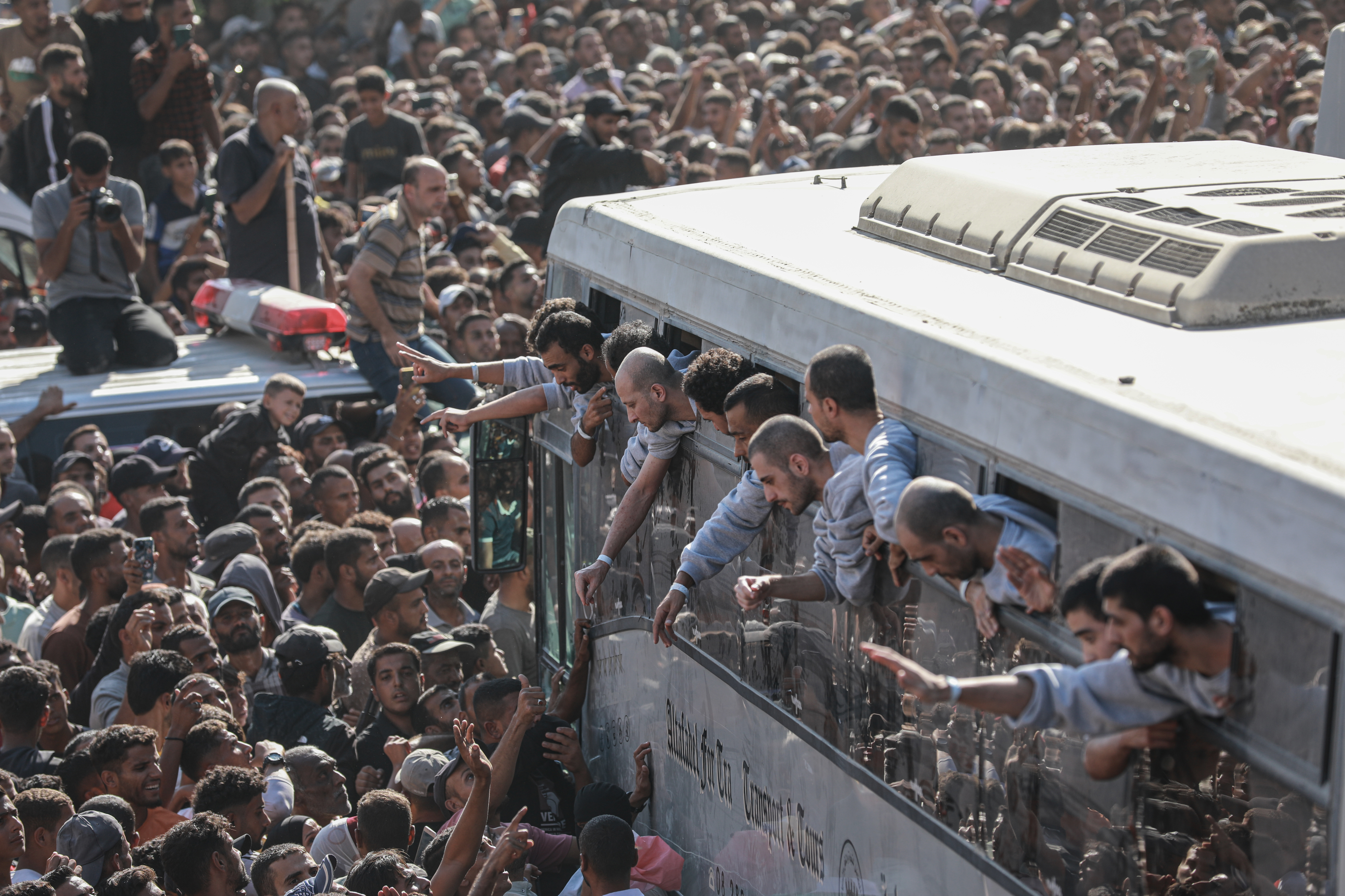 AA-20251013-39403893-39403879-ISRAILIN_SERBEST_BIRAKTIGI_FILISTINLI_ESIRLERIN_BIR_KISMI_GAZZEYE_ULASTI