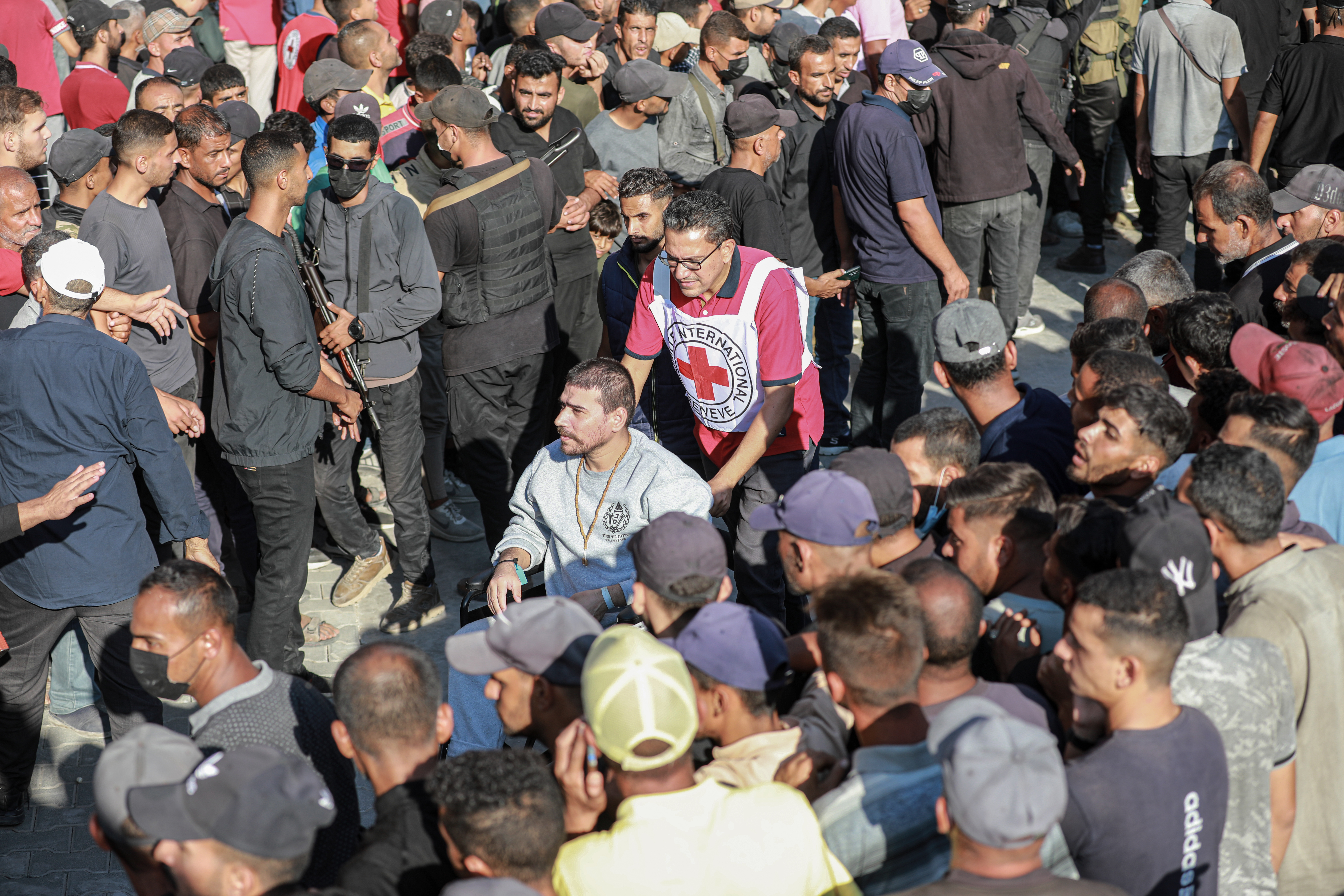 AA-20251013-39403893-39403883-ISRAILIN_SERBEST_BIRAKTIGI_FILISTINLI_ESIRLERIN_BIR_KISMI_GAZZEYE_ULASTI