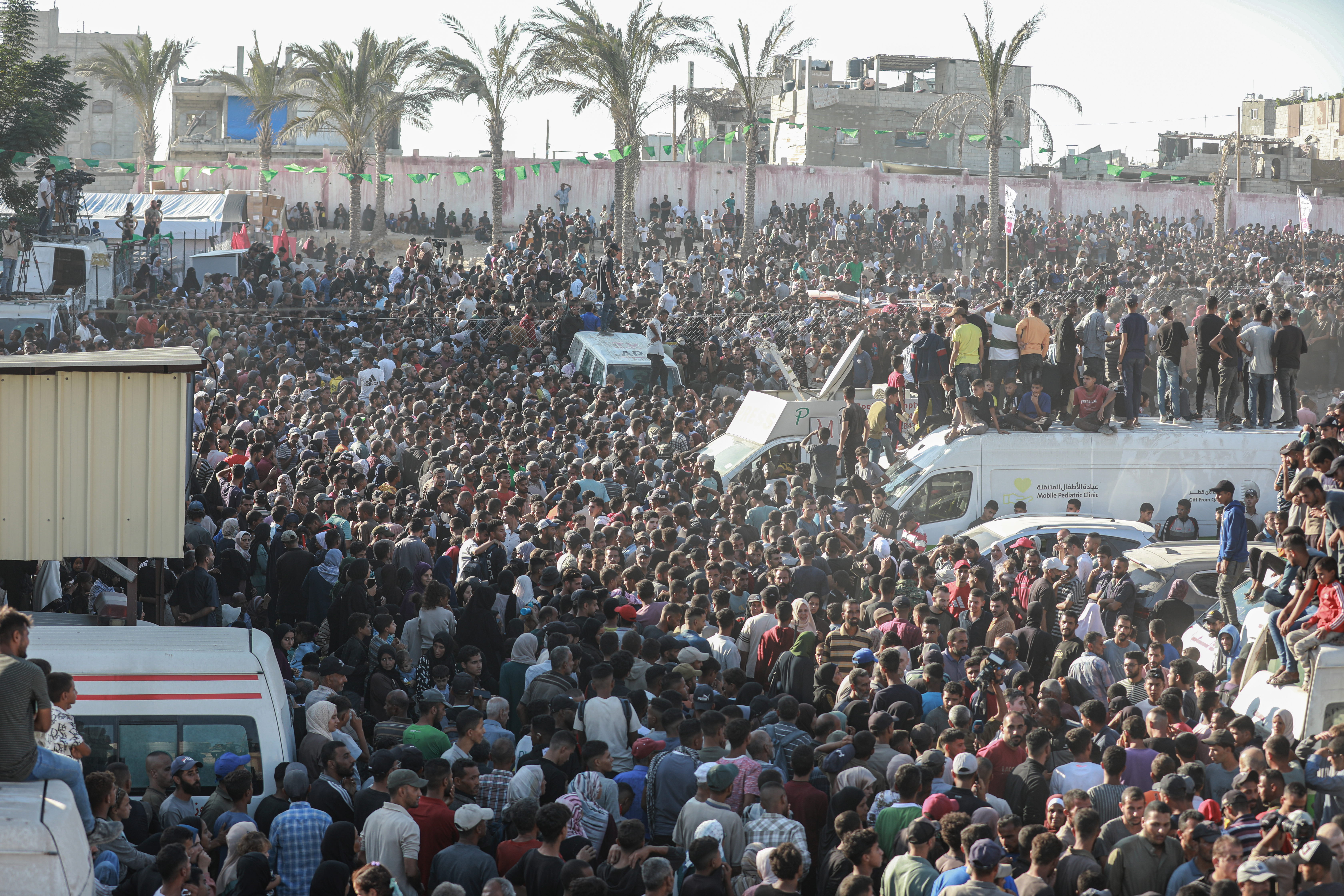 AA-20251013-39403893-39403884-ISRAILIN_SERBEST_BIRAKTIGI_FILISTINLI_ESIRLERIN_BIR_KISMI_GAZZEYE_ULASTI