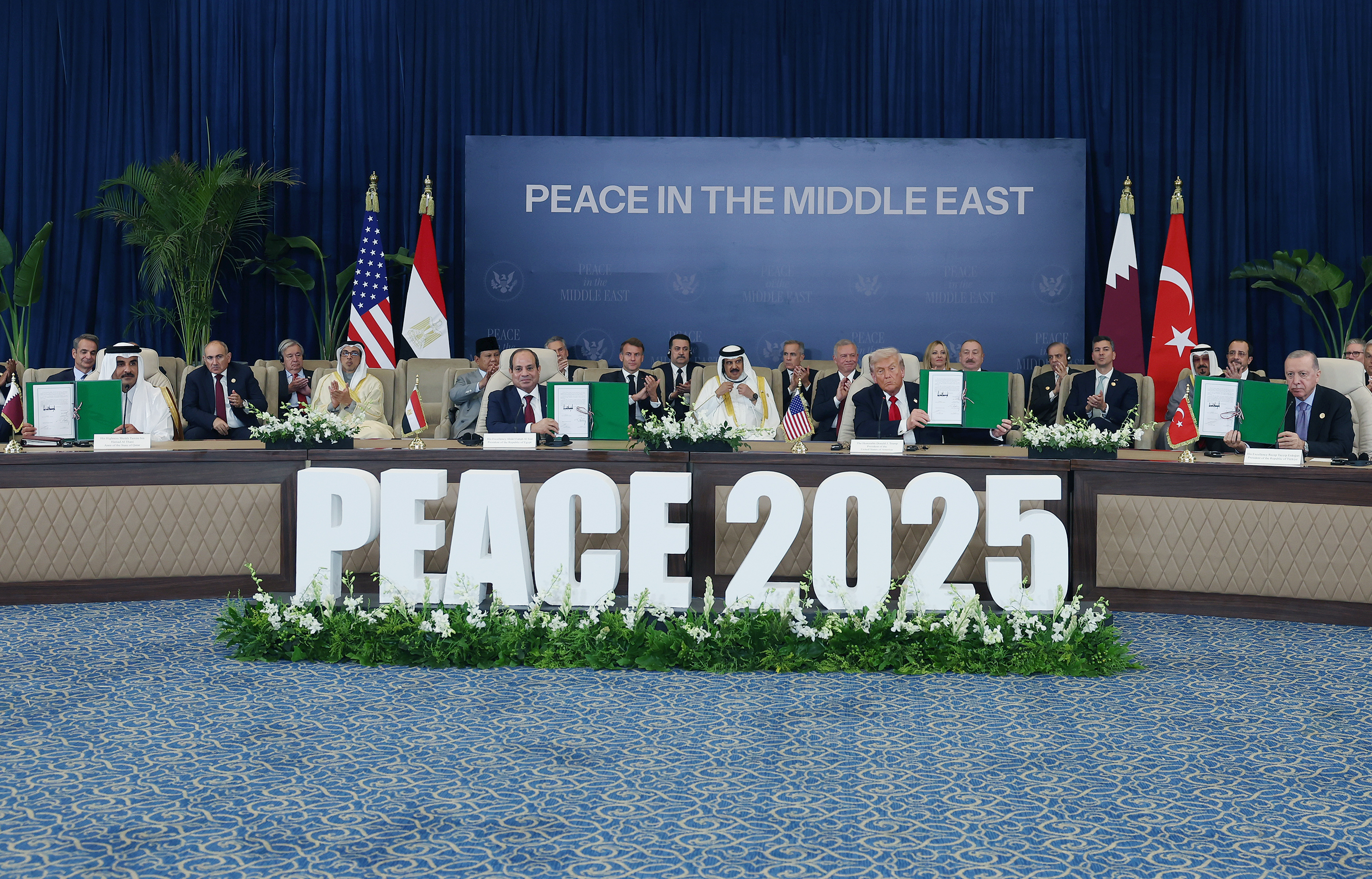 AA-20251013-39403932-39403927-CUMHURBASKANI_ERDOGAN_SARM_ELSEYH_BARIS_ZIRVESINE_KATILDI