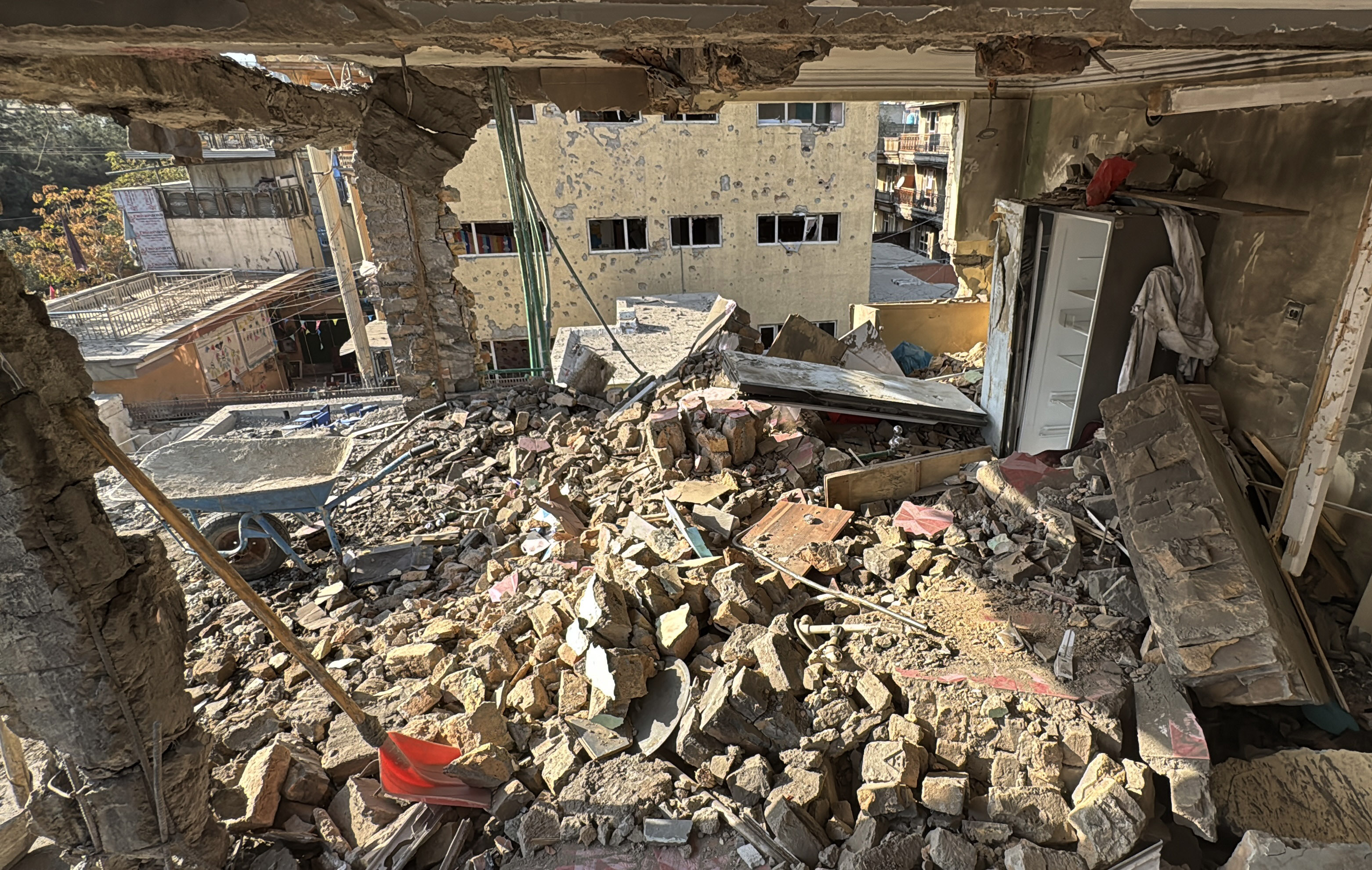 AA-20251016-39432689-39432678-PAKISTANIN_HAVA_SALDIRISI_AFGANISTANDA_YIKIMA_YOL_ACTI