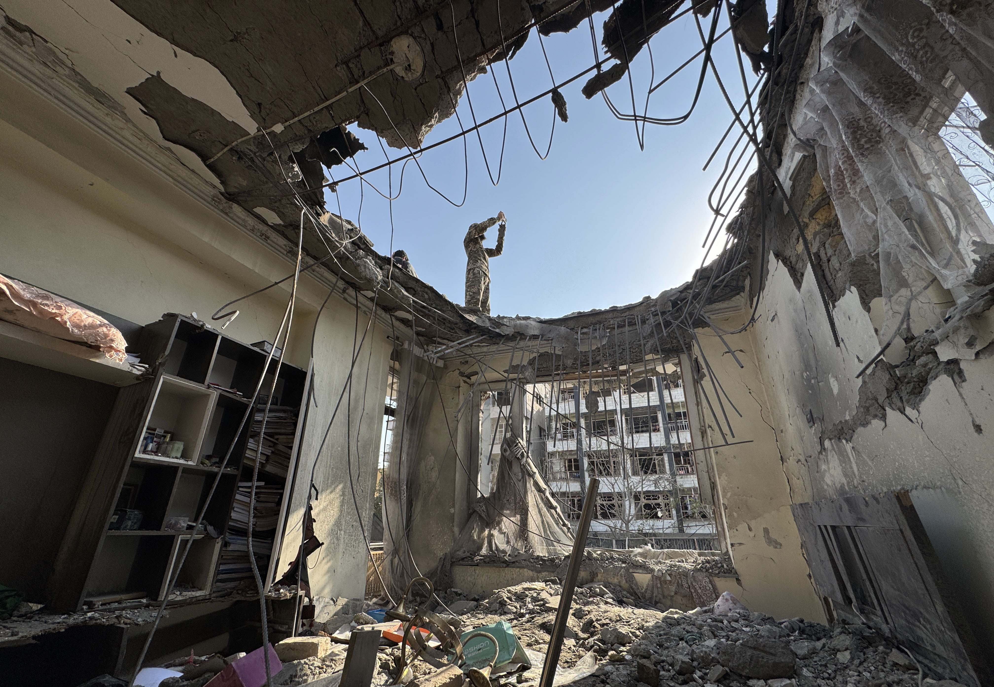 AA-20251016-39432689-39432681-PAKISTANIN_HAVA_SALDIRISI_AFGANISTANDA_YIKIMA_YOL_ACTI