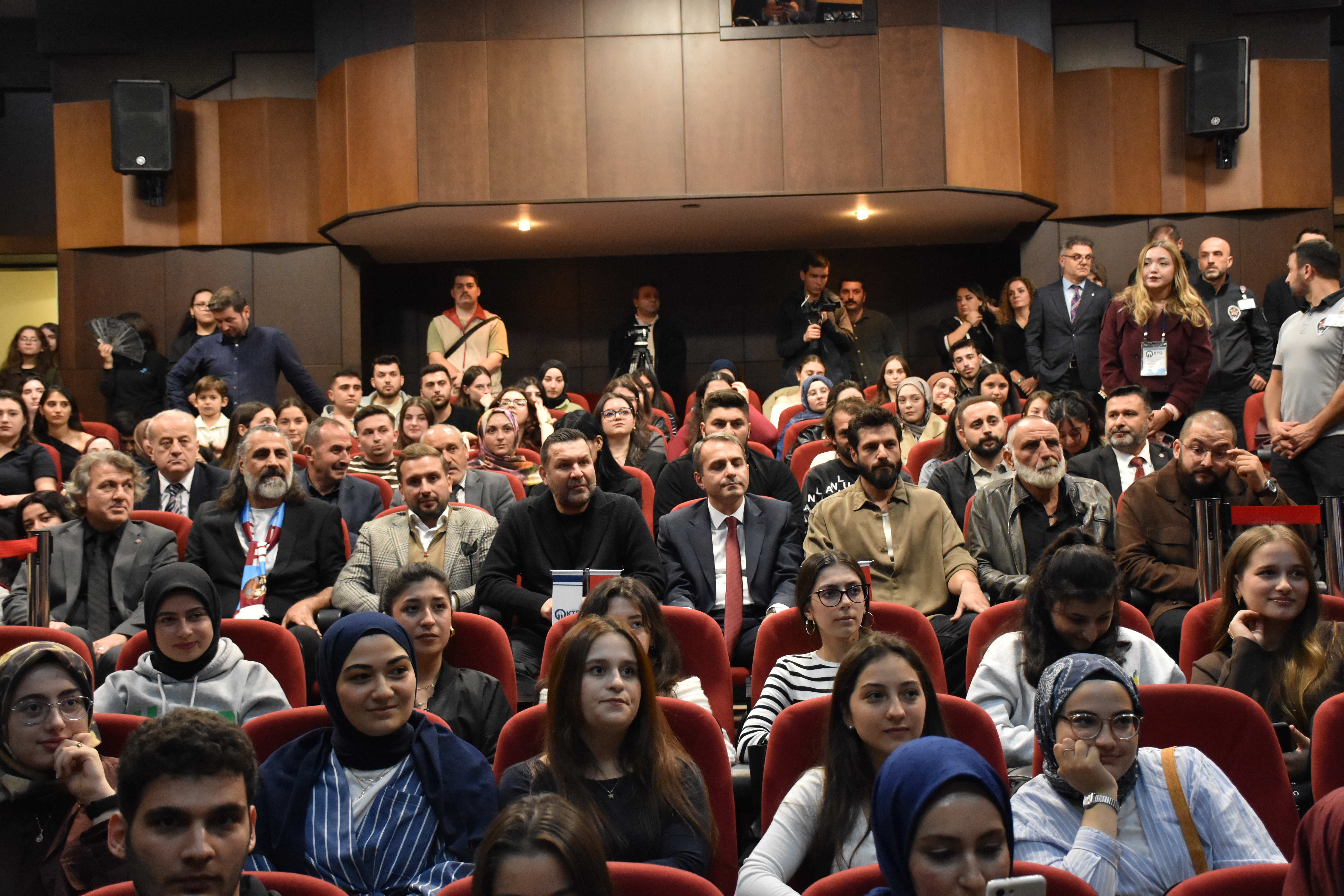 AA-20251023-39501202-39501197-MEHMED_FETIHLER_SULTANI_OYUNCULARI_TRABZONDA_OGRENCILERLE_BULUSTU