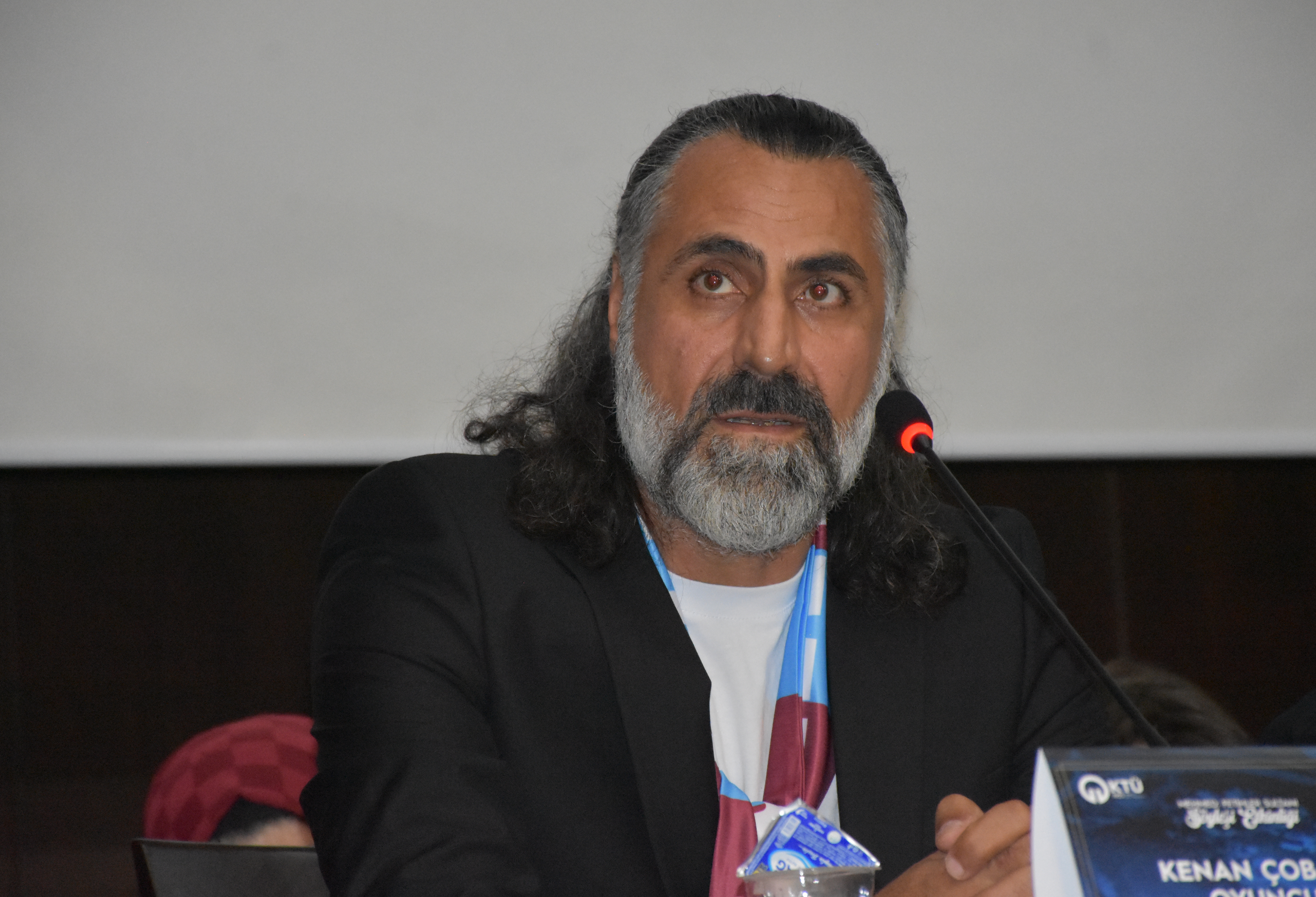 AA-20251023-39501202-39501198-MEHMED_FETIHLER_SULTANI_OYUNCULARI_TRABZONDA_OGRENCILERLE_BULUSTU