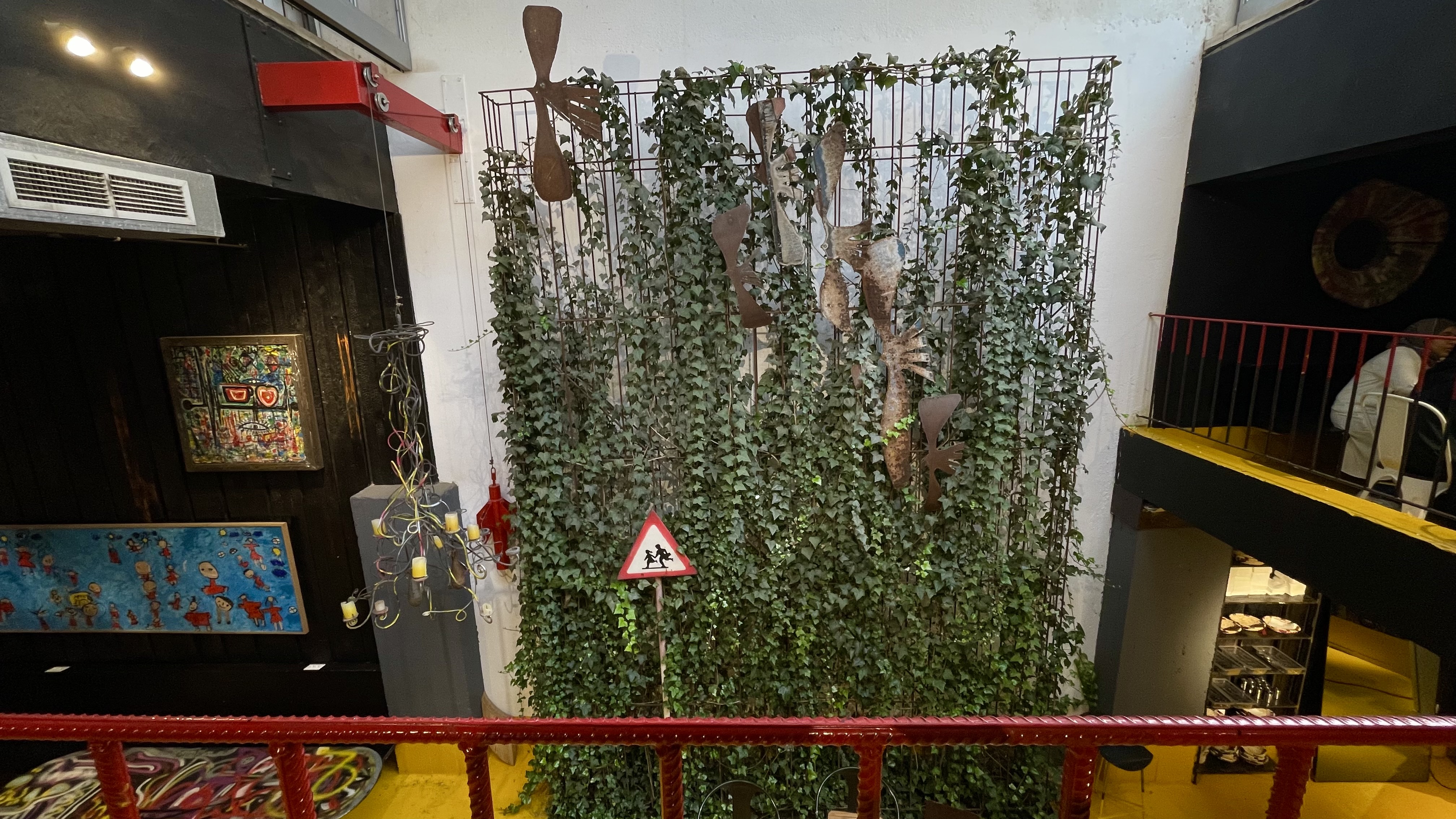 AA-20251027-39533198-39533179-LIBYALI_MIMAR_SAVASIN_METAL_ATIKLARINI_SANATLA_GERI_DONUSTUREREK_HURDA_KAFE_INSA_ETTI