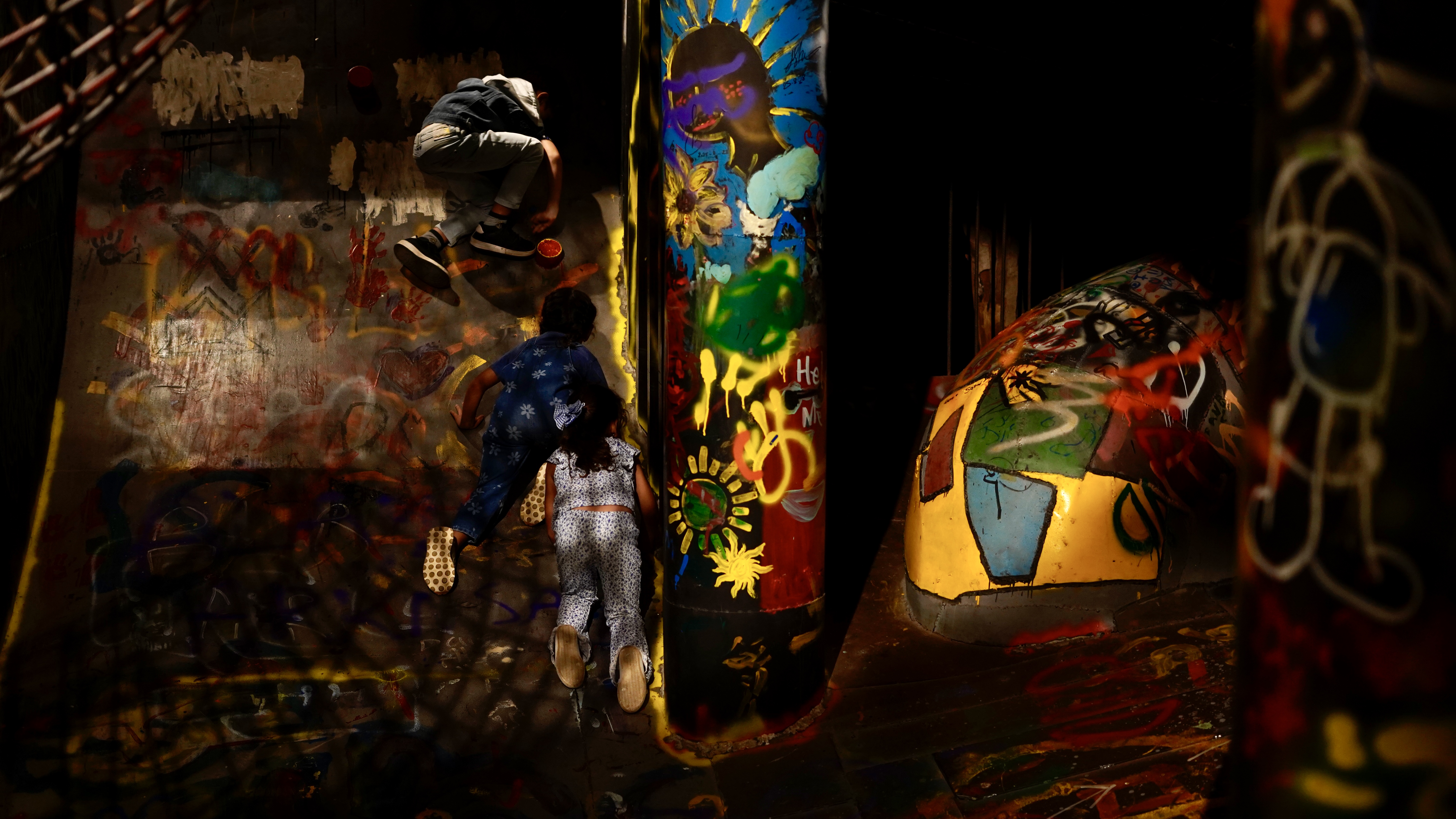 AA-20251027-39533198-39533184-LIBYALI_MIMAR_SAVASIN_METAL_ATIKLARINI_SANATLA_GERI_DONUSTUREREK_HURDA_KAFE_INSA_ETTI