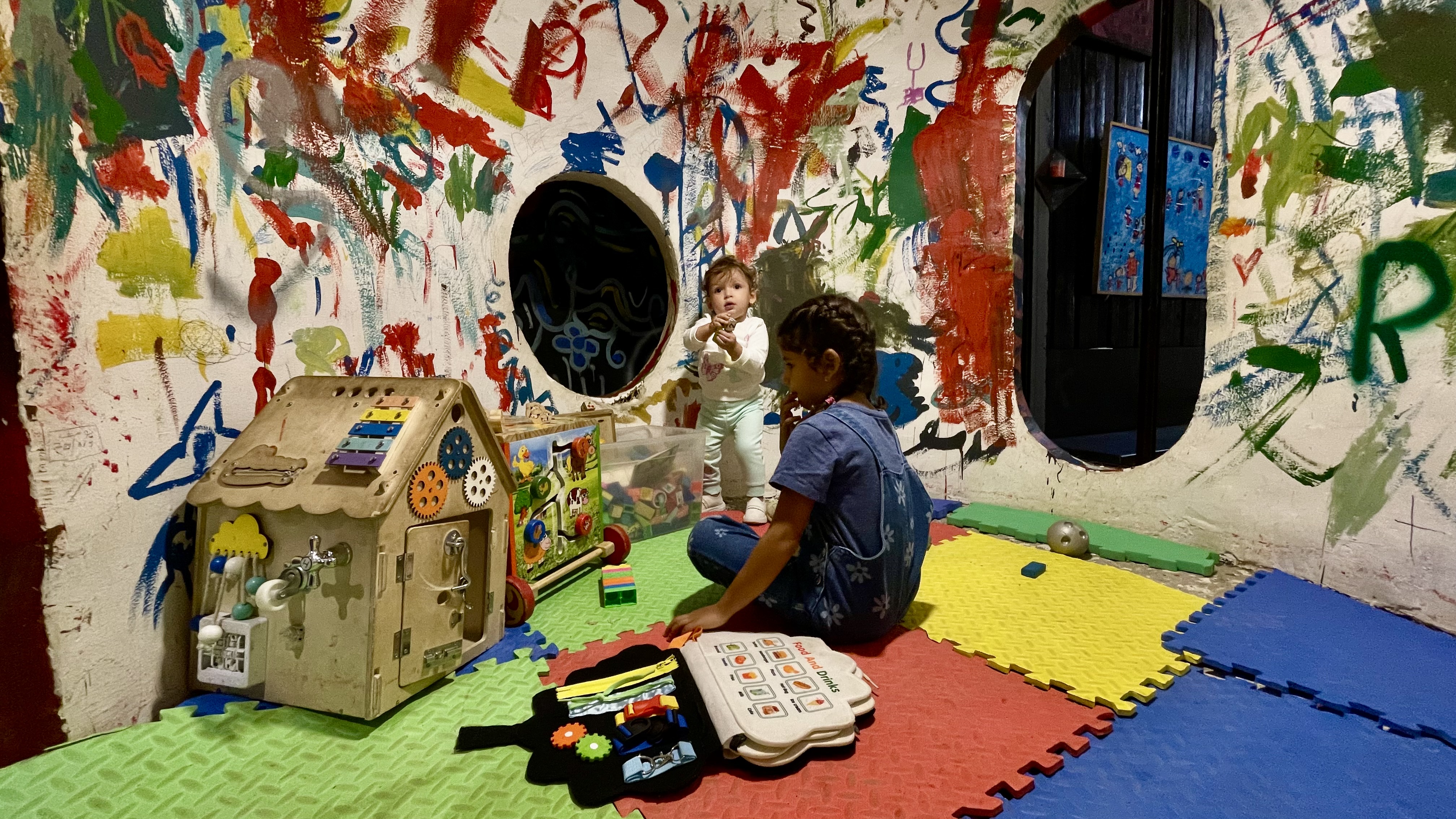 AA-20251027-39533198-39533186-LIBYALI_MIMAR_SAVASIN_METAL_ATIKLARINI_SANATLA_GERI_DONUSTUREREK_HURDA_KAFE_INSA_ETTI