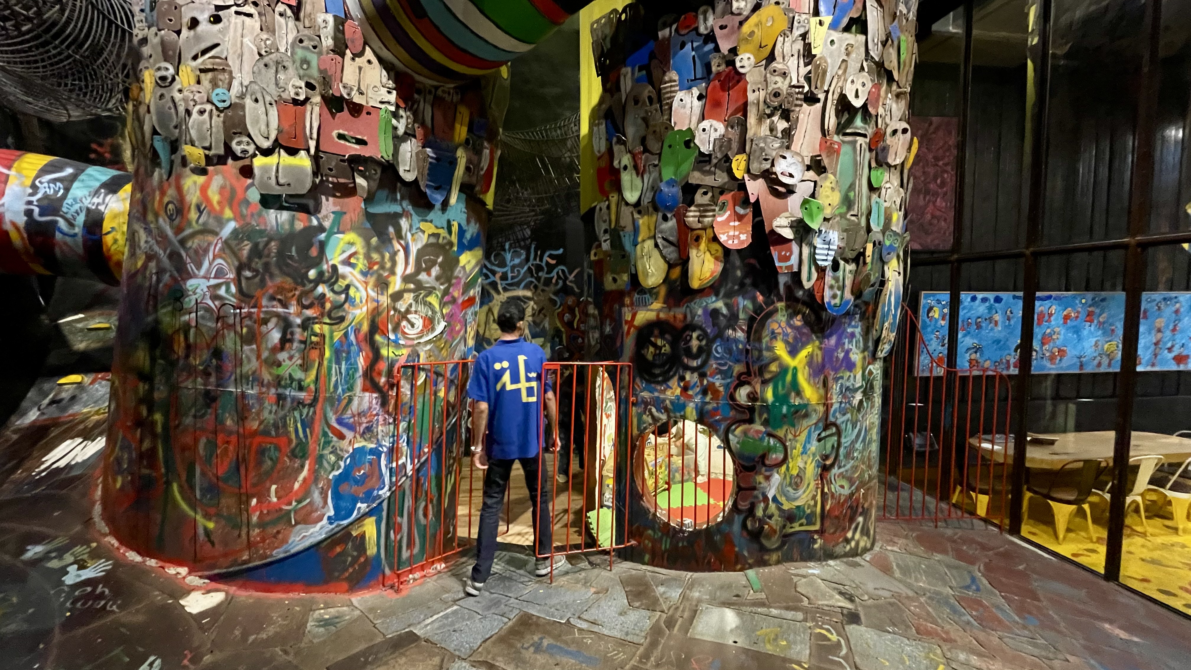 AA-20251027-39533198-39533187-LIBYALI_MIMAR_SAVASIN_METAL_ATIKLARINI_SANATLA_GERI_DONUSTUREREK_HURDA_KAFE_INSA_ETTI