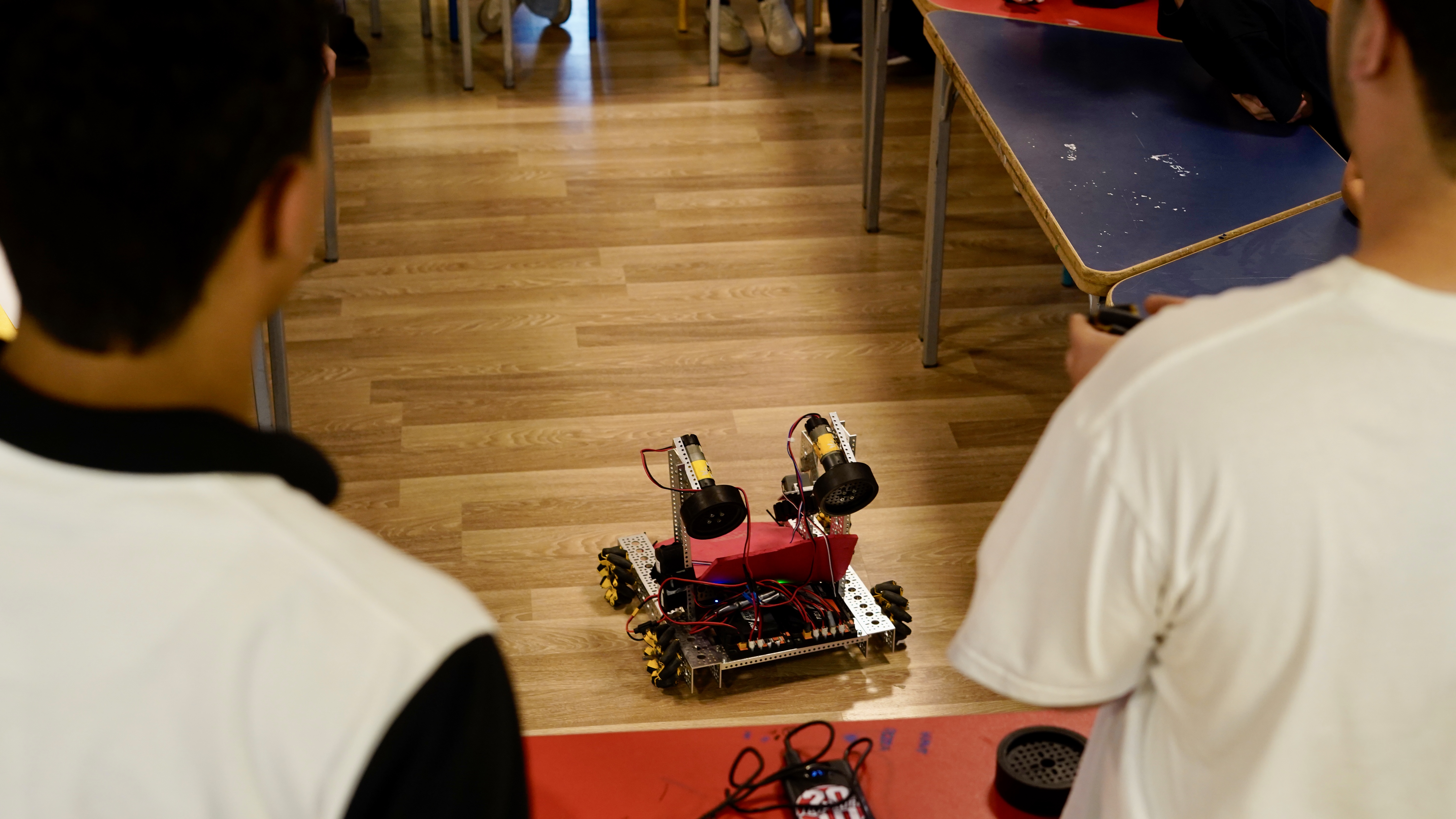 AA-20251027-39533198-39533192-LIBYALI_MIMAR_SAVASIN_METAL_ATIKLARINI_SANATLA_GERI_DONUSTUREREK_HURDA_KAFE_INSA_ETTI