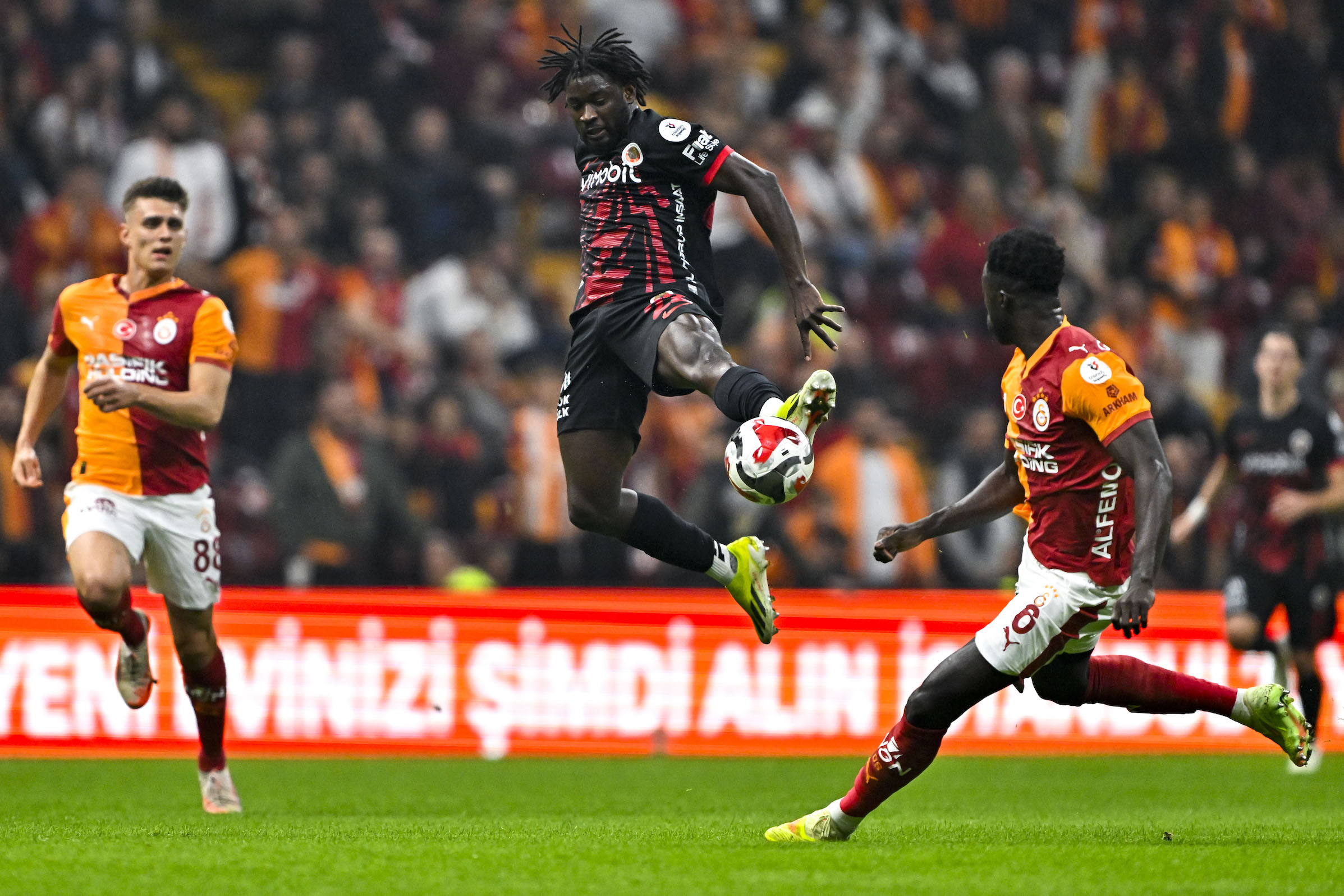 AA-20251122-39779079-39779076-GALATASARAY_GENCLERBIRLIGI