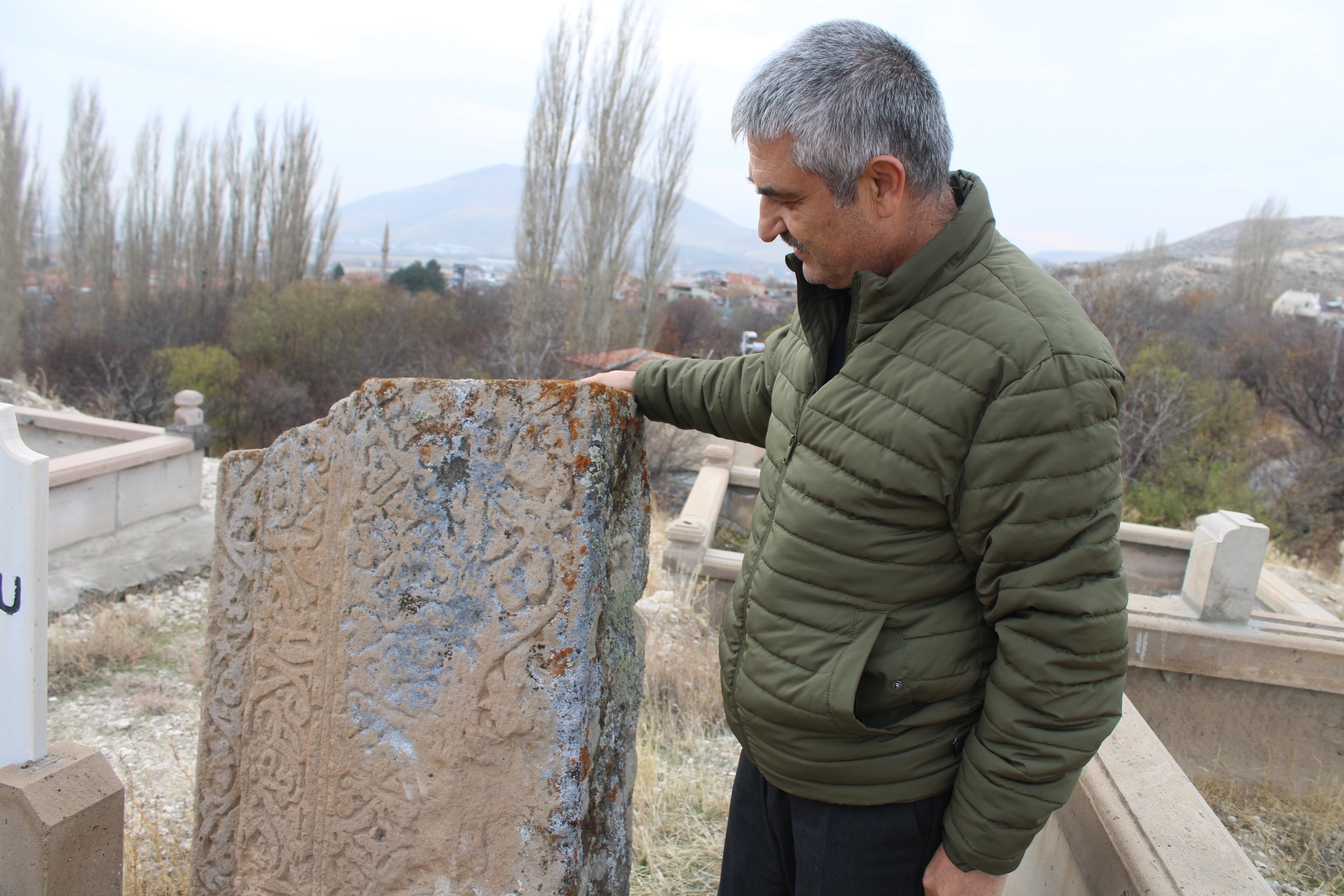 Mezarlıkta Sembollü Taşlar: Rivayetler ve Gizemli Yazıların Anlatımı