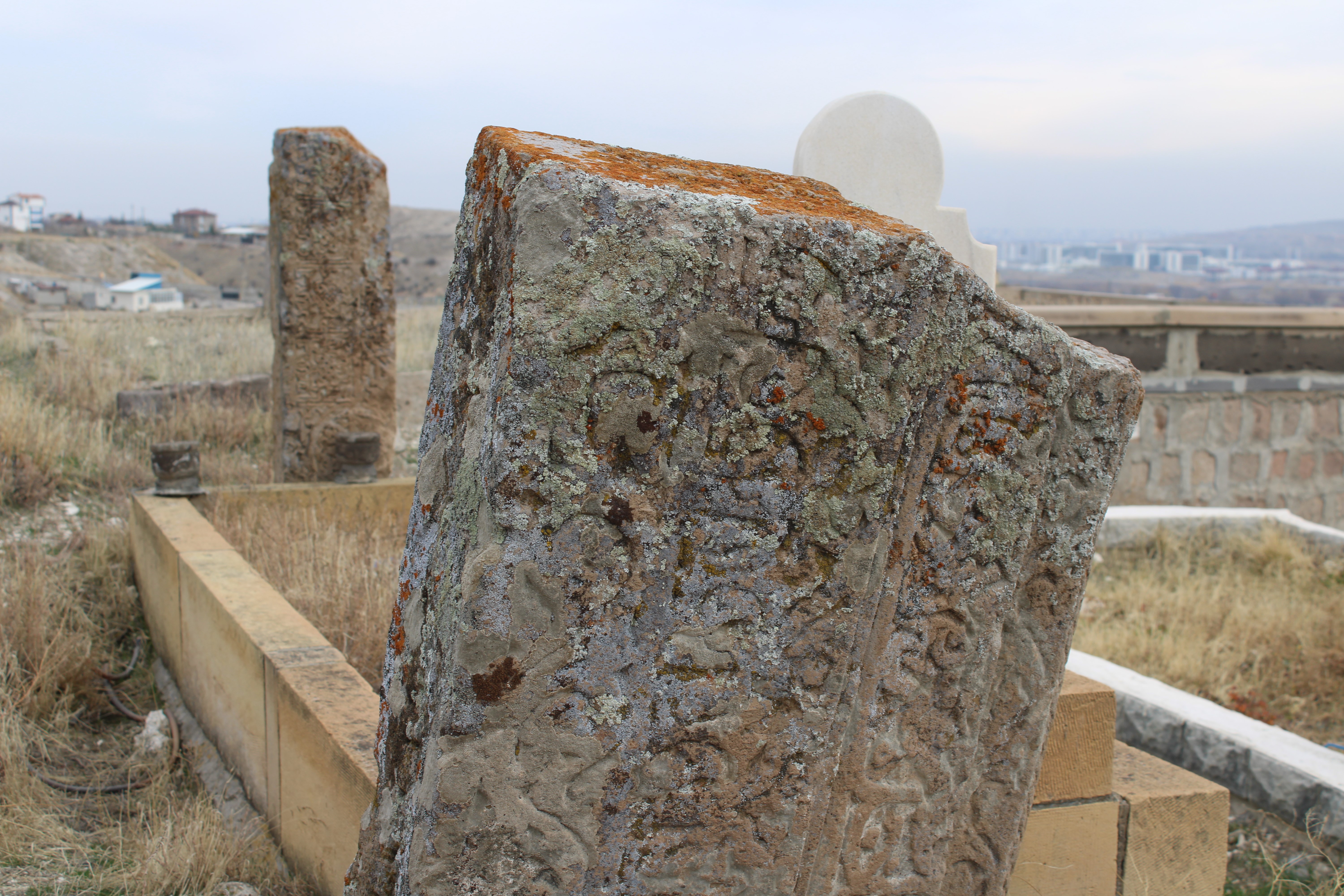 Mezarlıkta Sembollü Taşlar: Rivayetler ve Gizemli Yazıların Anlatımı