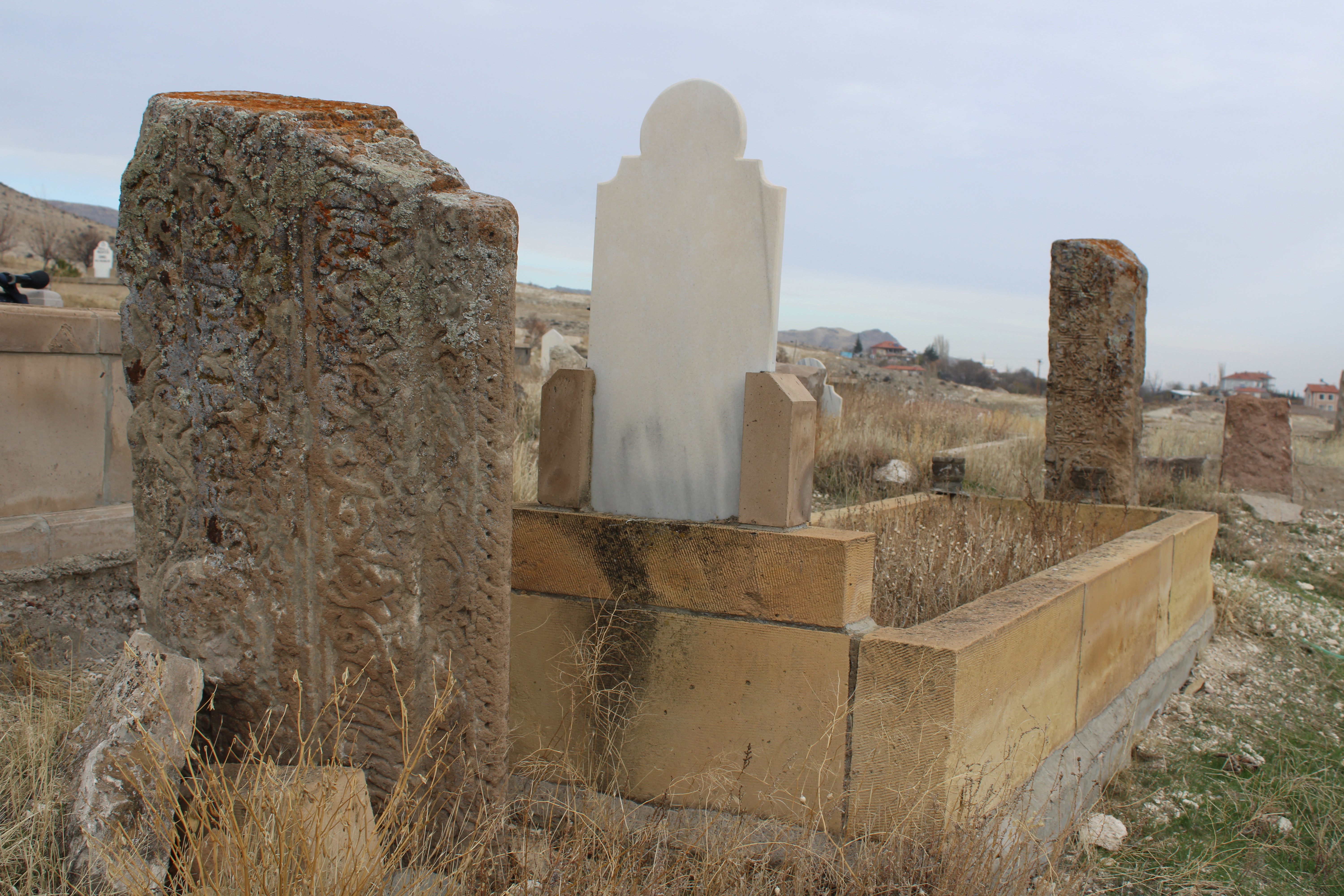 Mezarlıkta Sembollü Taşlar: Rivayetler ve Gizemli Yazıların Anlatımı