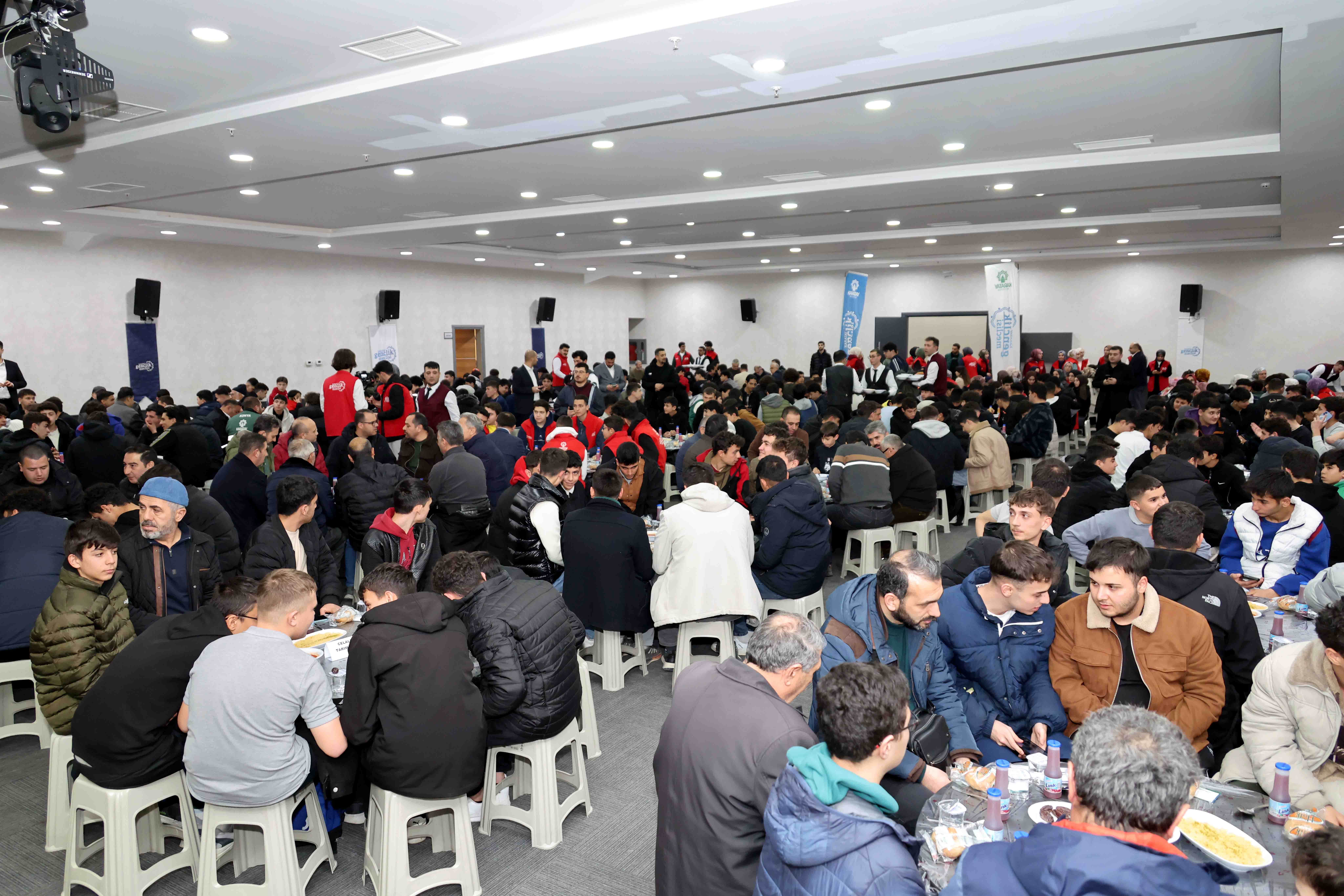 GENÇLERLE İFTAR SOFRASI (1)