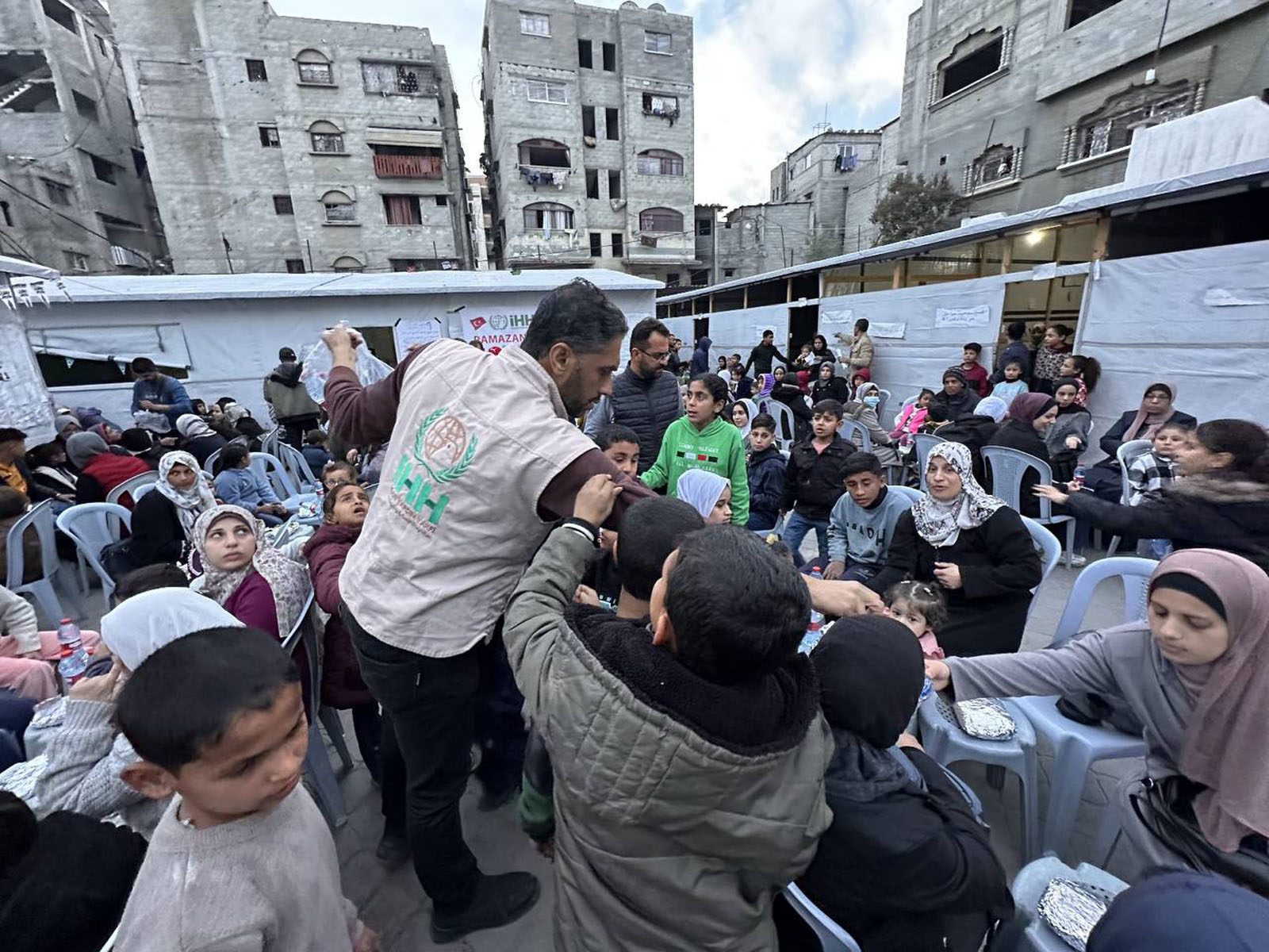 İHH her gün 165 bin Gazzeliye iftar yemeği dağıtıyor (1)