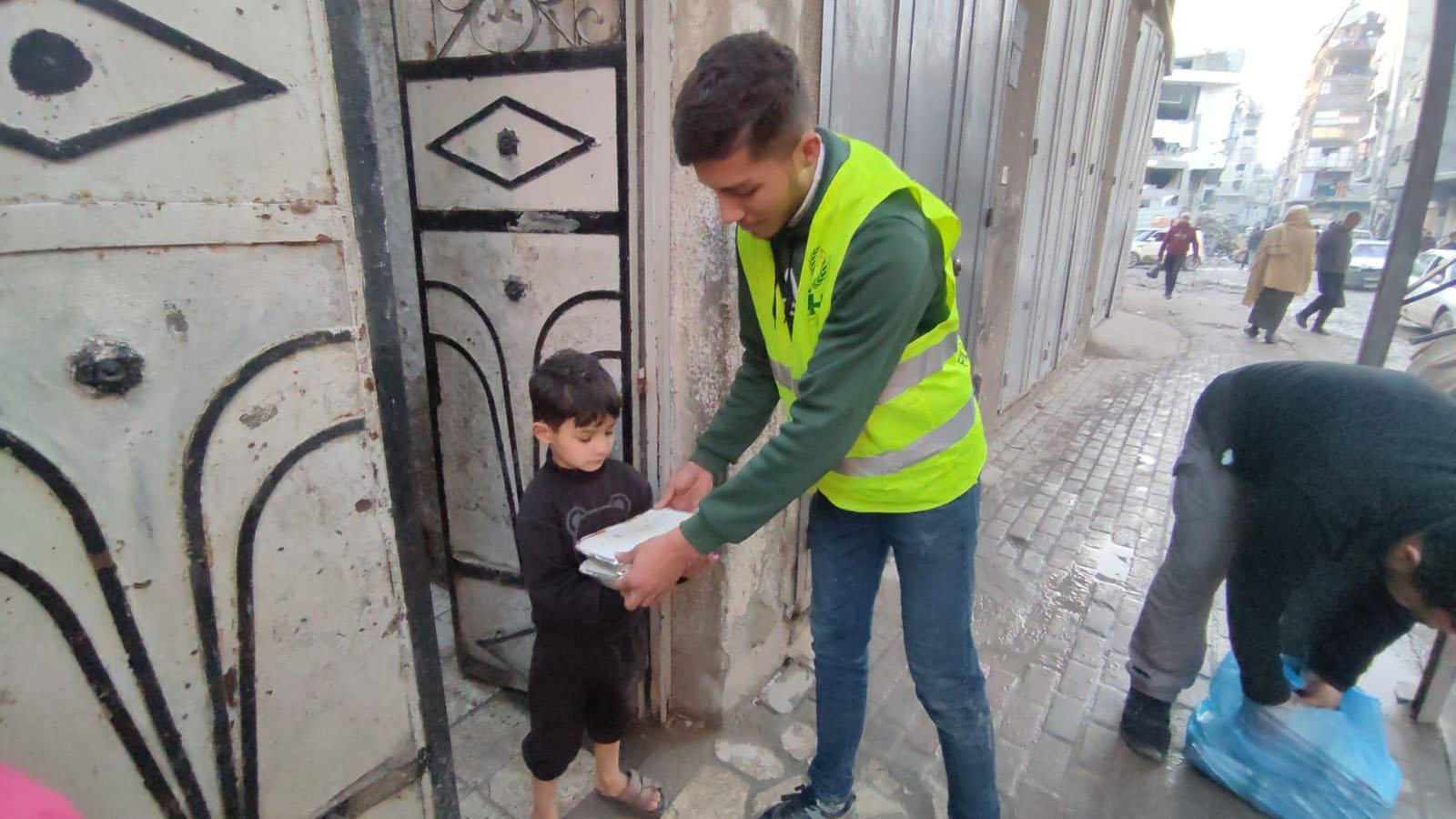 İHH her gün 165 bin Gazzeliye iftar yemeği dağıtıyor (3)