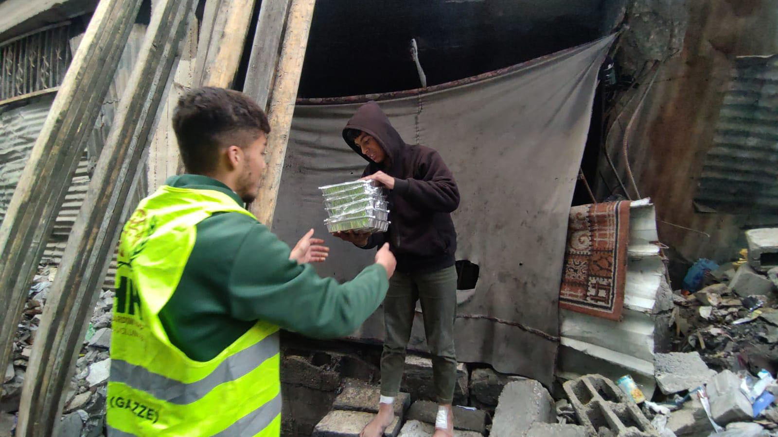 İHH her gün 165 bin Gazzeliye iftar yemeği dağıtıyor (4)