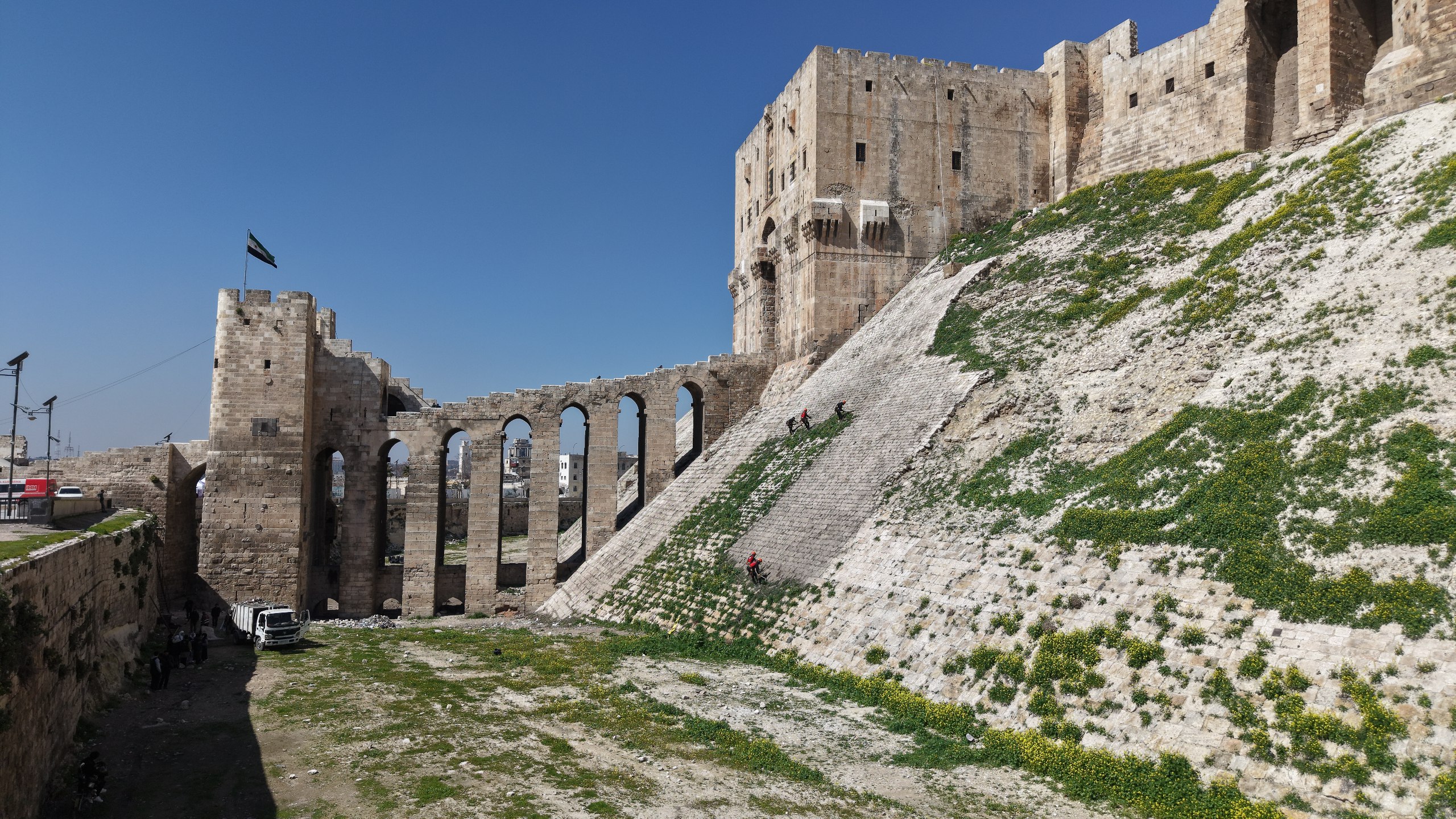 İHH, Halep Kalesi'nde temizlik ve düzenleme çalışması yaptı2