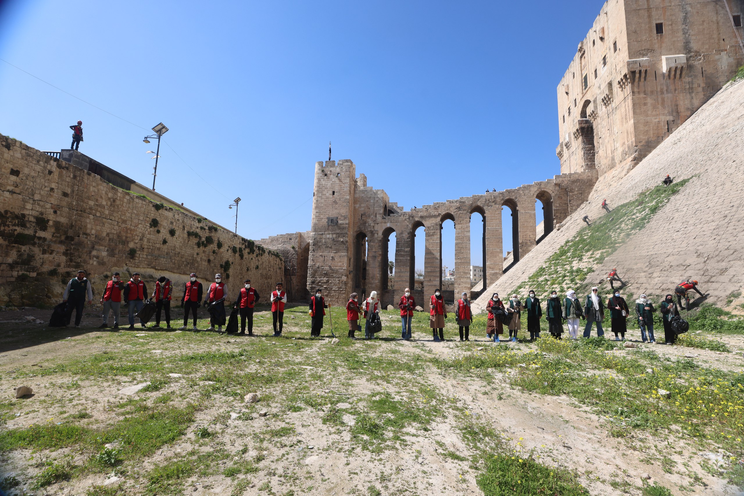 İHH, Halep Kalesi'nde temizlik ve düzenleme çalışması yaptı3