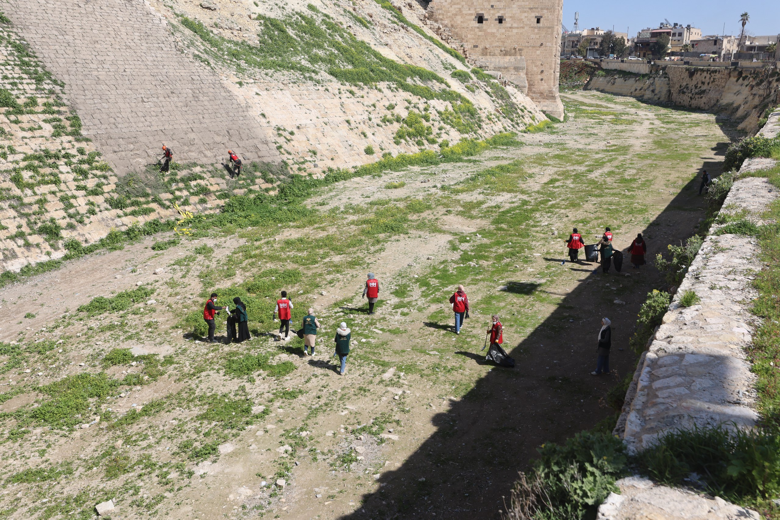 İHH, Halep Kalesi'nde temizlik ve düzenleme çalışması yaptı4