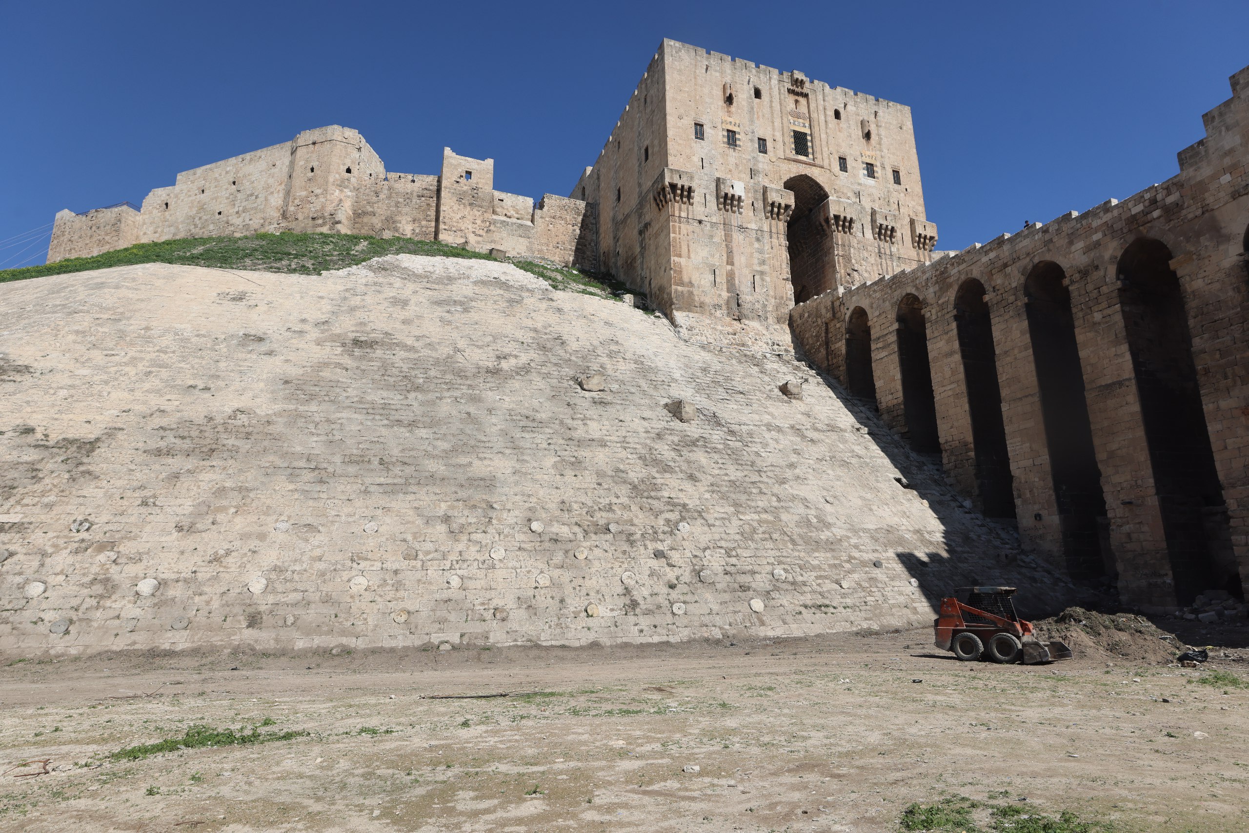 İHH, Halep Kalesi'nde temizlik ve düzenleme çalışması yaptı5