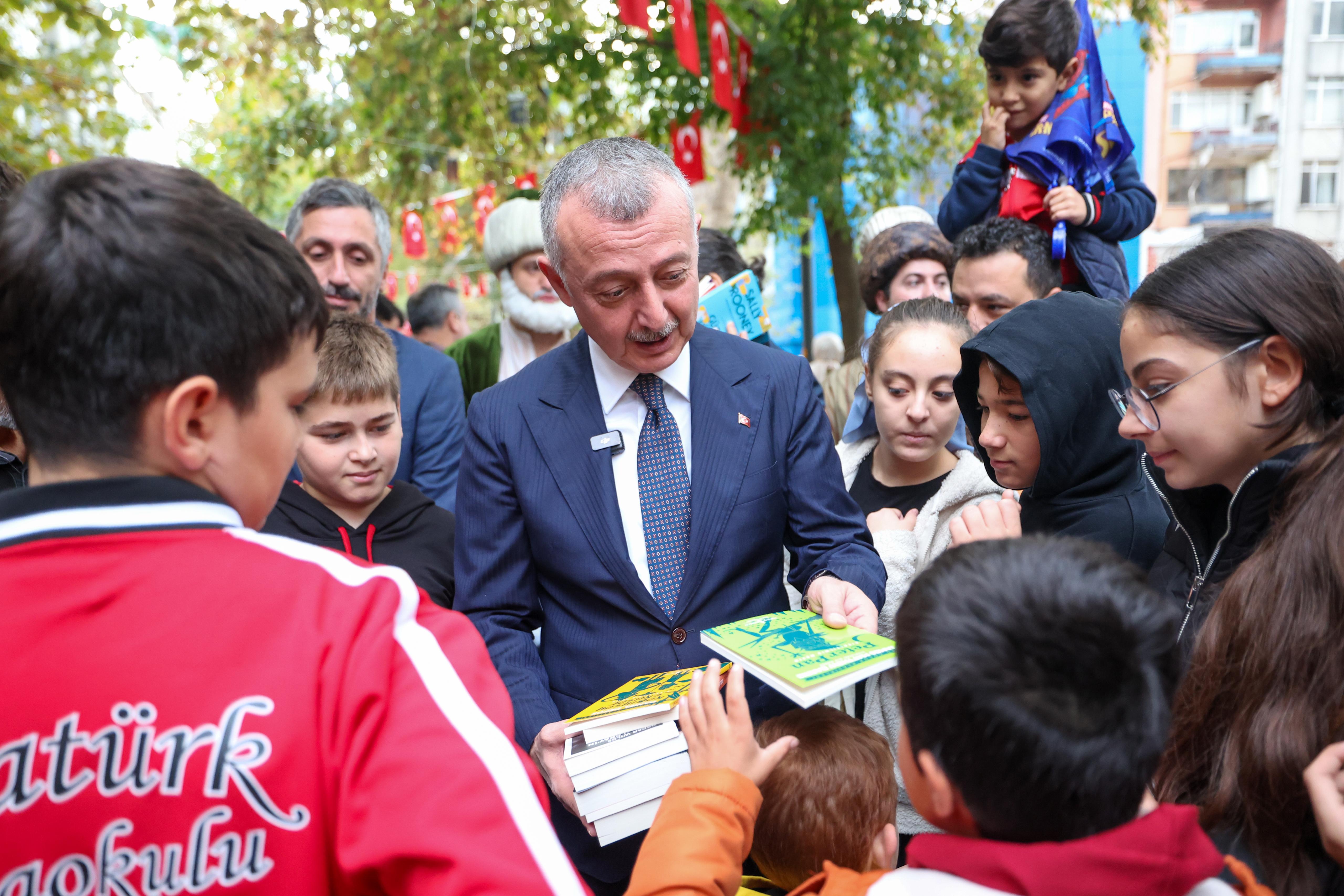 Kocaeli'de gelenek bozulmadı, kitaplar yine ilk ağaçlarda açtı! (12)