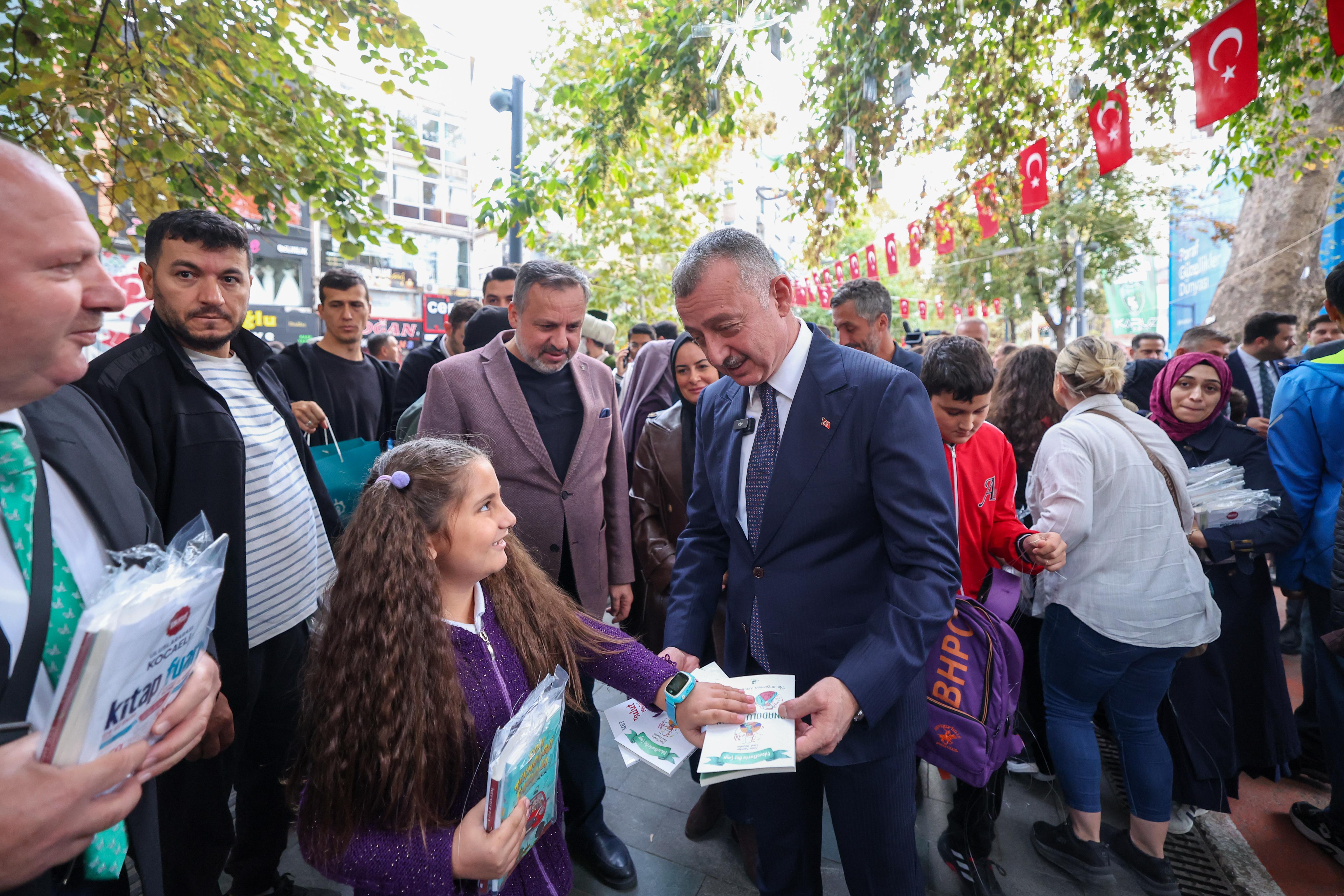 Kocaeli'de gelenek bozulmadı, kitaplar yine ilk ağaçlarda açtı! (13)