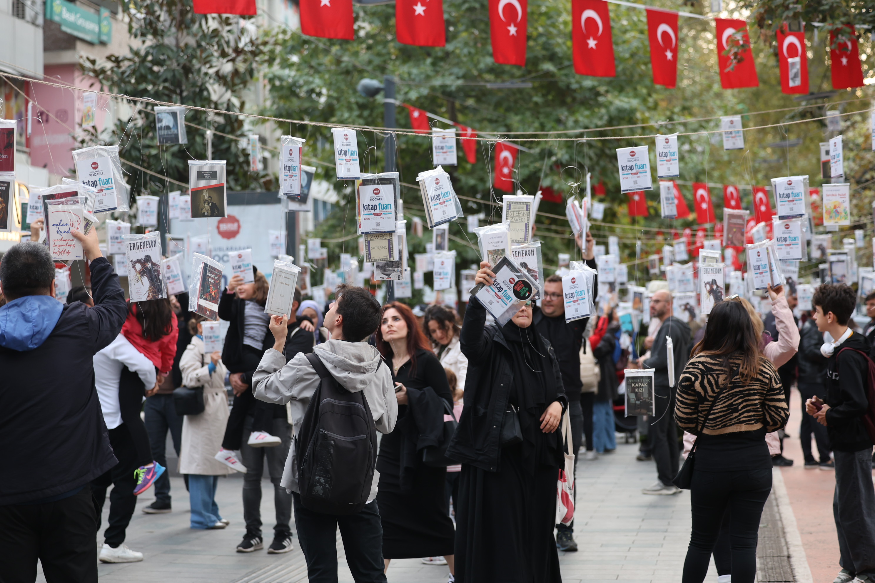 Kocaeli'de gelenek bozulmadı, kitaplar yine ilk ağaçlarda açtı! (21)
