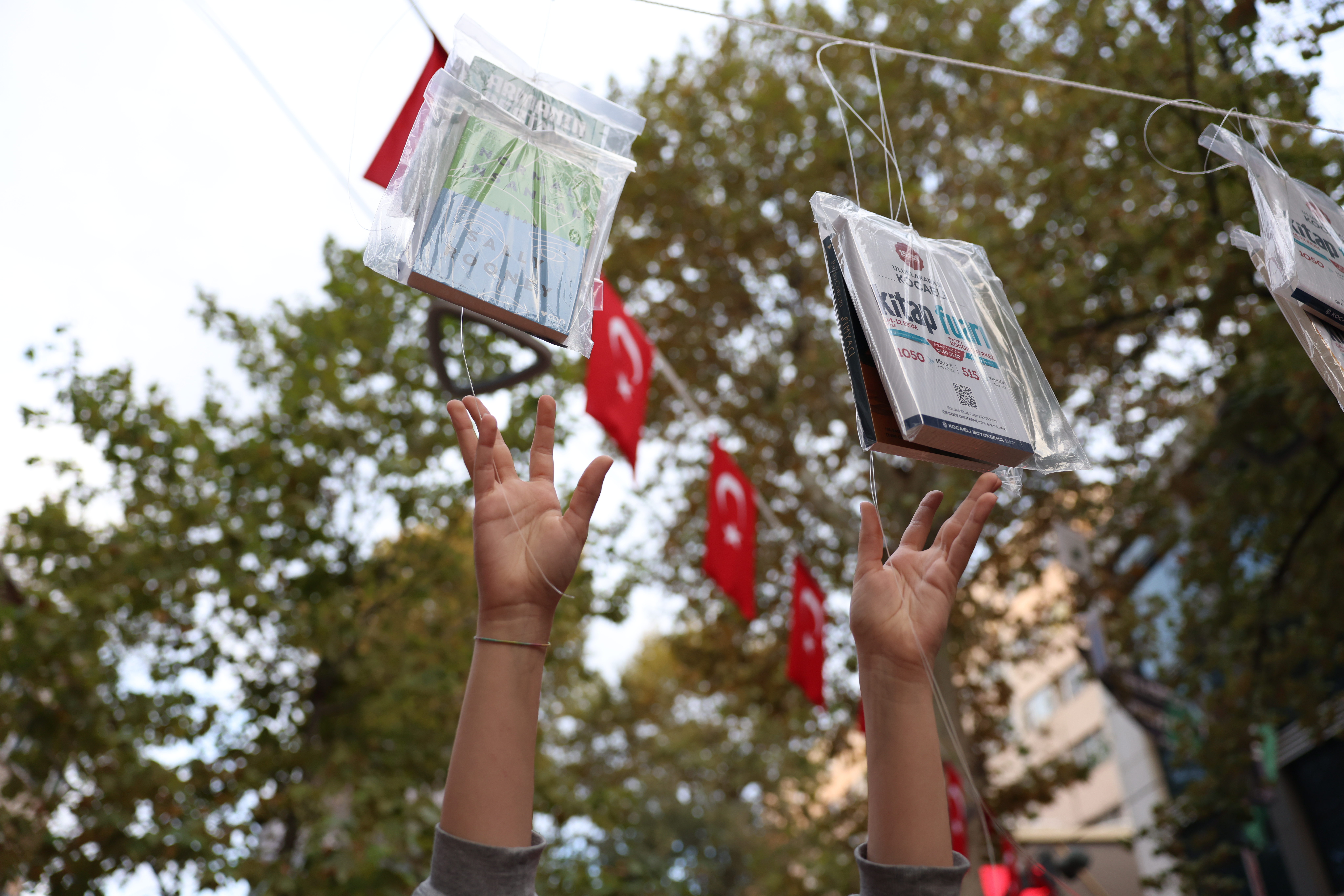 Kocaeli'de gelenek bozulmadı, kitaplar yine ilk ağaçlarda açtı! (36)