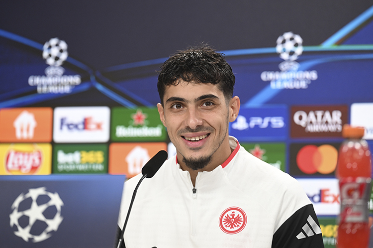 Canlı Gölge Oyunu: Eintracht Frankfurt’un Şampiyonlar Ligi Heyecanı ve Galatasaray Maçı Öncesi Konuşmalar