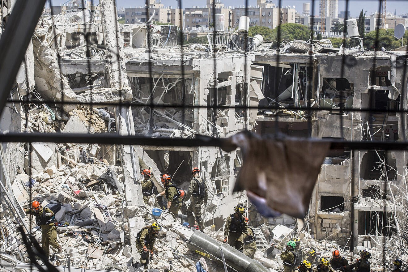 Rescue-personnel-search-for-survivors-in-the-rubble-after-an-Iranian-missile-strike-in-Bat-Yam-1320x880