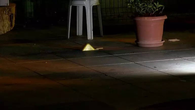 Bakırköy'de tartışmayı ayırmak isteyen kadın bacağından vuruldu