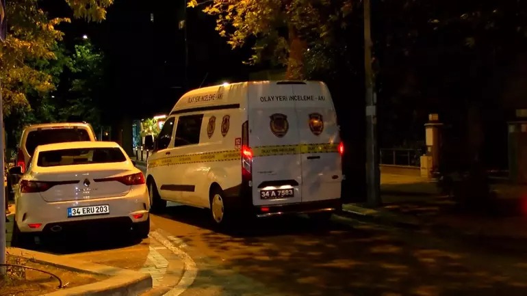 Bakırköy'de tartışmayı ayırmak isteyen kadın bacağından vuruldu