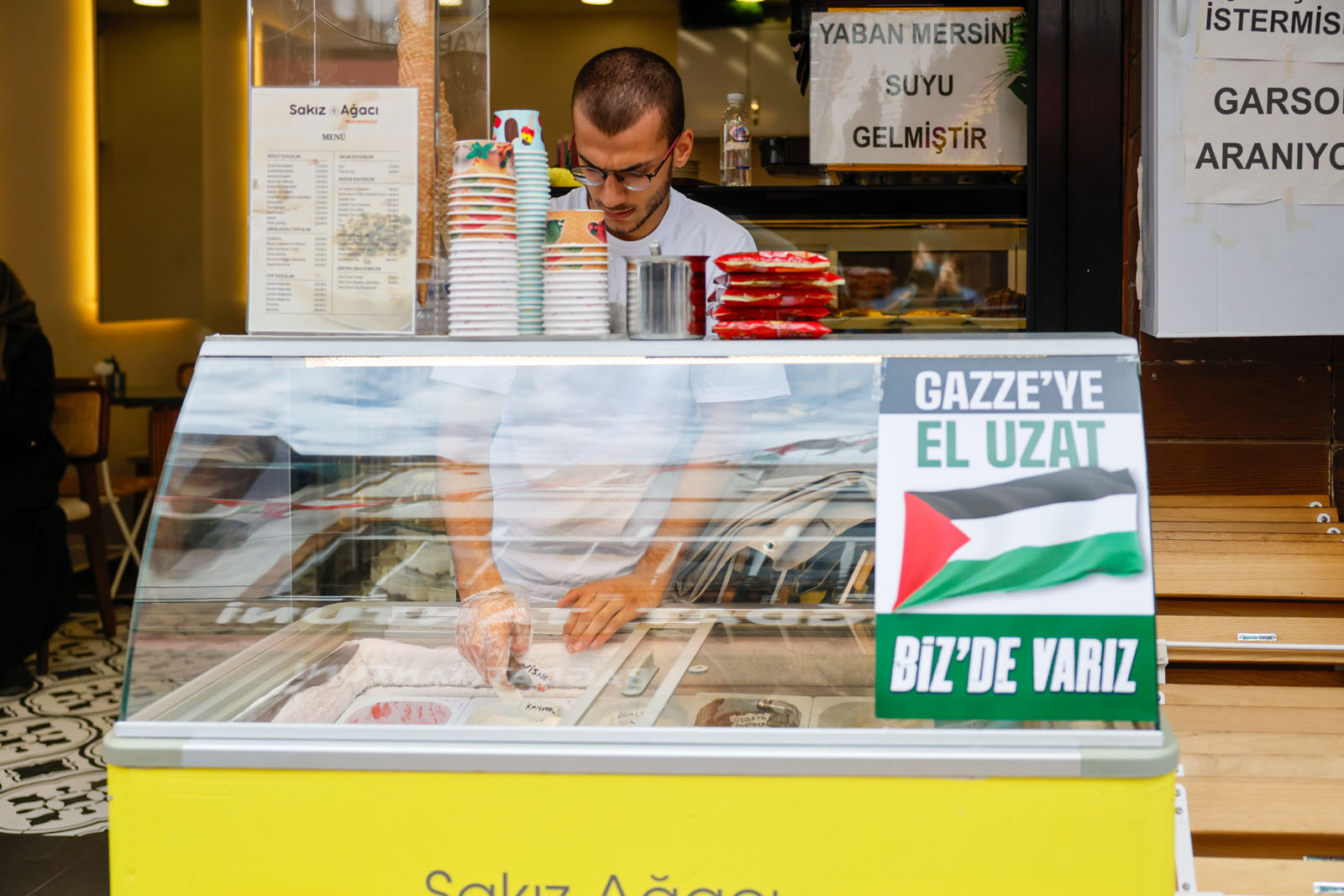 _Üsküdar'da 50'yi aşkın esnaf bir günlük gelirini Gazzeye bağışlıyor_ (1)