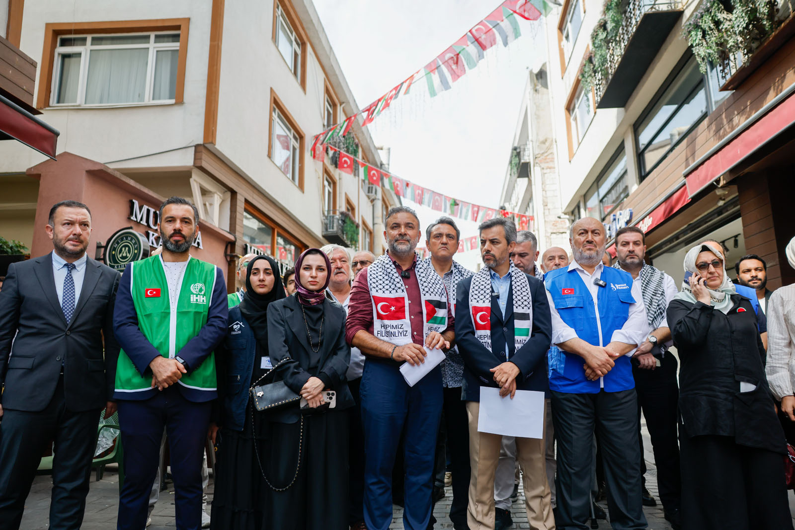 _Üsküdar'da 50'yi aşkın esnaf bir günlük gelirini Gazzeye bağışlıyor_ (7)