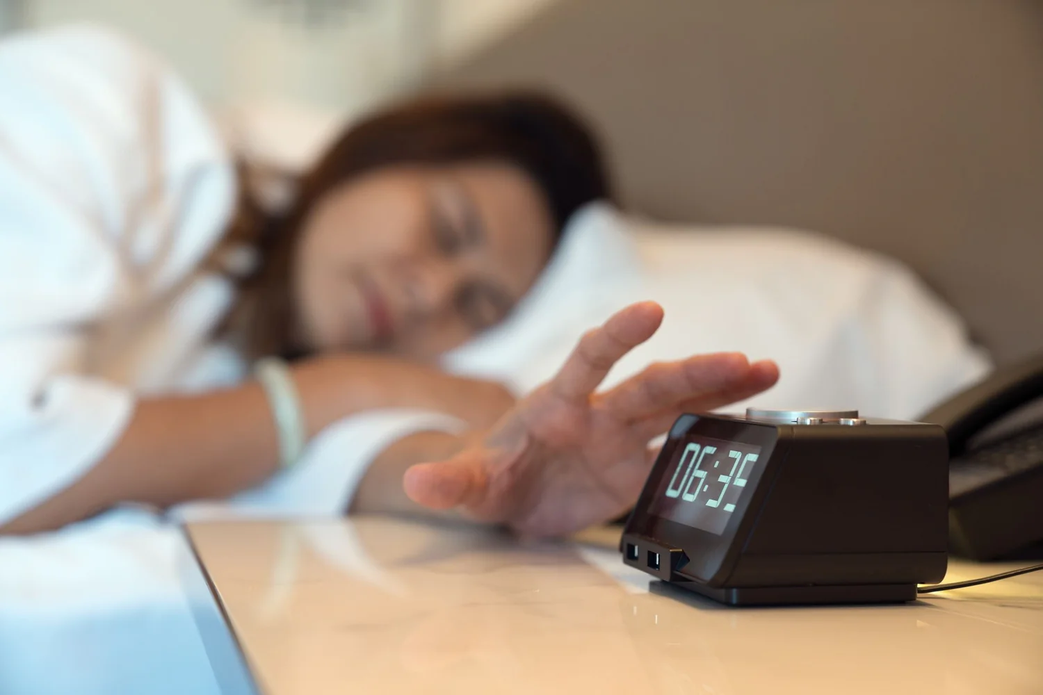 alarm-clock-for-deaf-people-woman-pressing-the-stop-button-on-her_8d727347-de4a-4ba9-b686-8e4c9d5de101