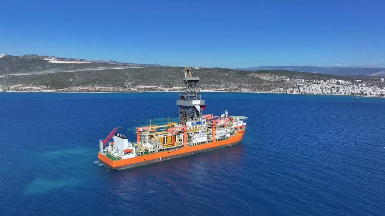 bakan-bayraktar-duyurdu-yeni-sondaj-gemisi-mersinde-3252593_202509301505_2