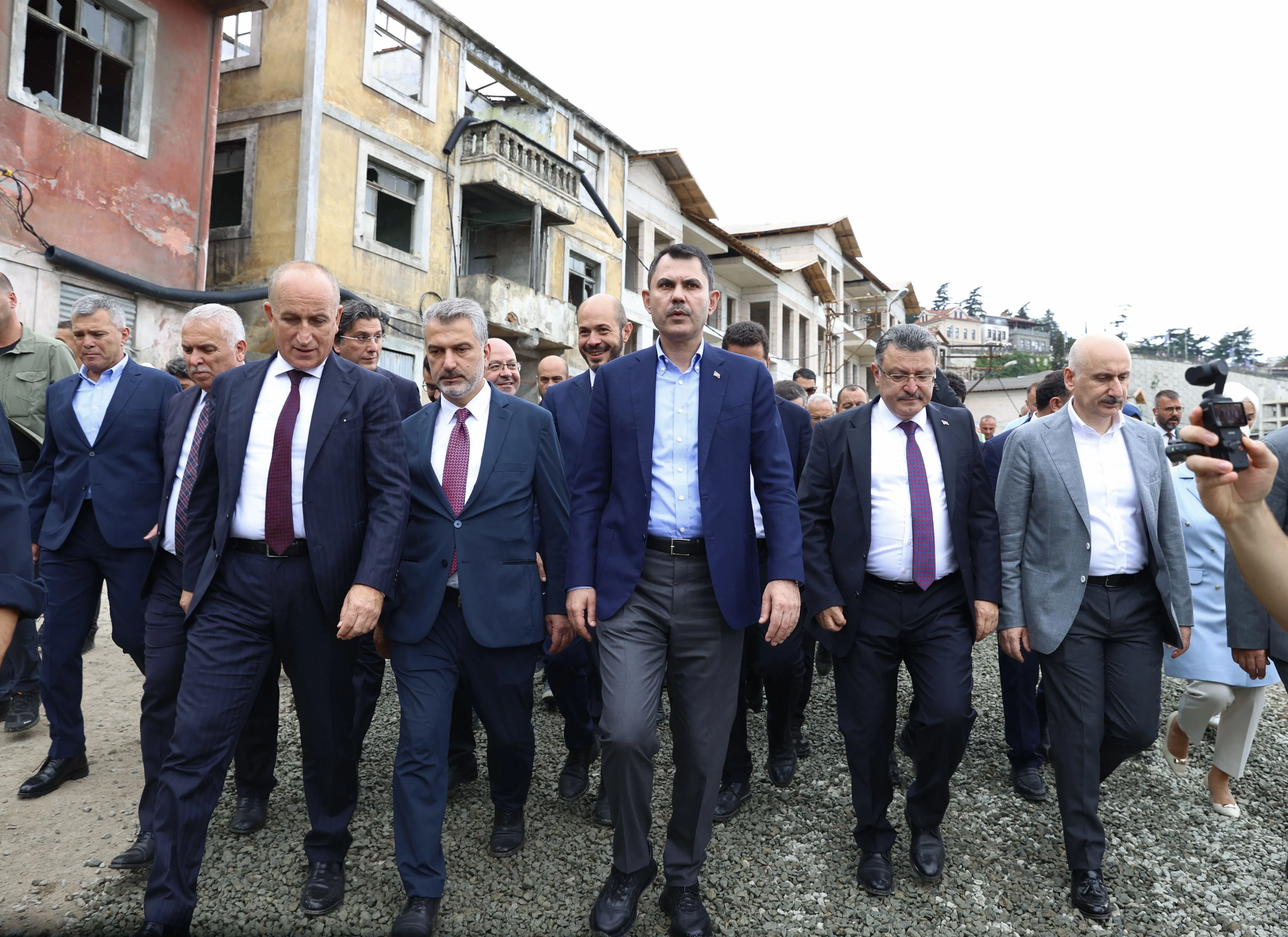 bakan-kurum-trabzonda-kahramanmaras-caddesinde-deprem-bolgesi-tesekkuru-aldi-1