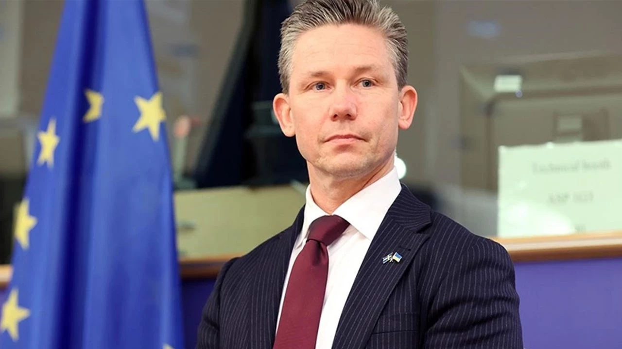 isvec-savunma-bakani-pal-jonson-8p28_cover