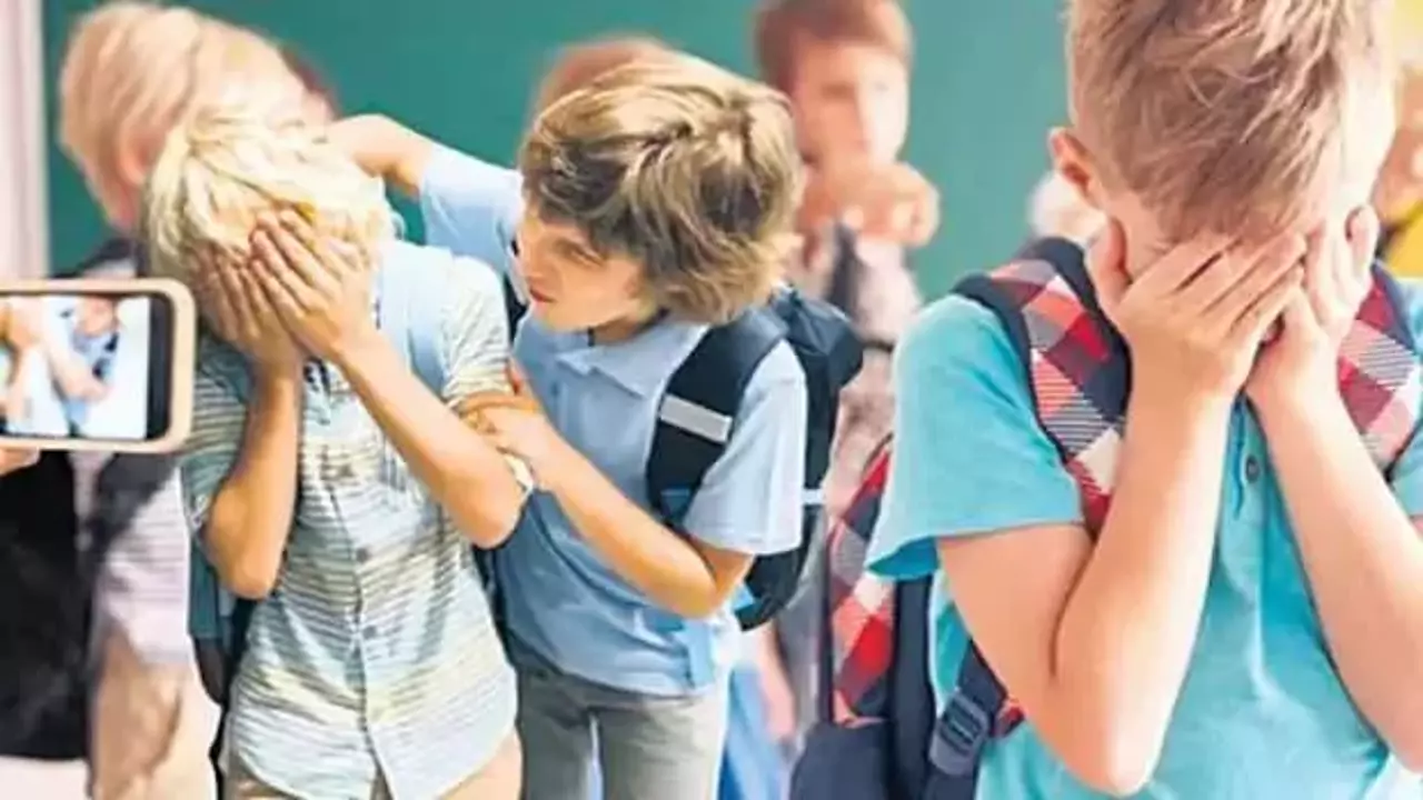 Akran Zorbalığı: Belirtiler, Etkiler ve Okul-Aile İş Birliğiyle Çözüm Yolları