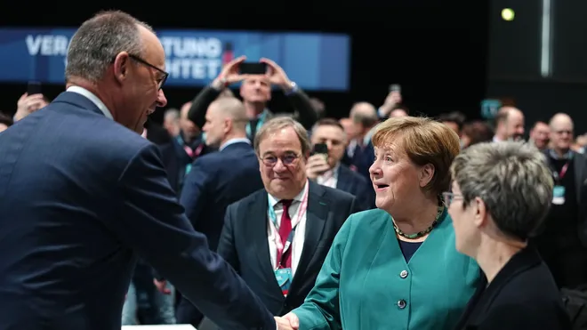 merkel-bei-cdu-parteitag-mit-langem-applaus-begruesst-image-group