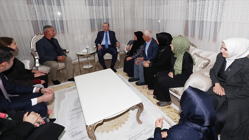 Erdoğan'ın Zey köyünde Afet Konutu Ziyareti ve Aileyle Sohbet