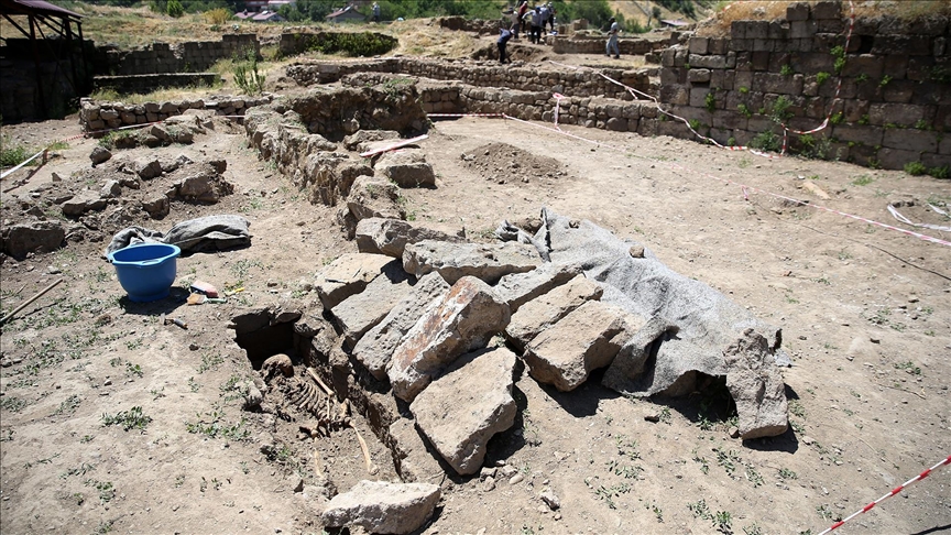 Ahlat Kalesi'nde Tarihi Kazılar ve Eşsiz Bulgular