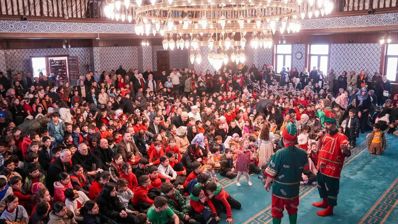 trabzonda-camiler-tekne-orucu-etkinligiyle-cocuk-sesleriyle-doldu-001