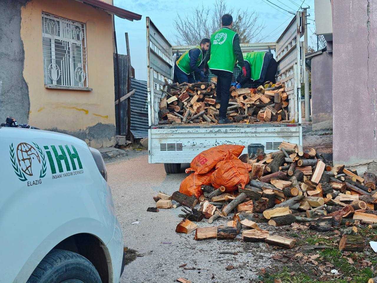 İHH Türkiyede 4 bin çocuğa bot ve mont dağıttı 2