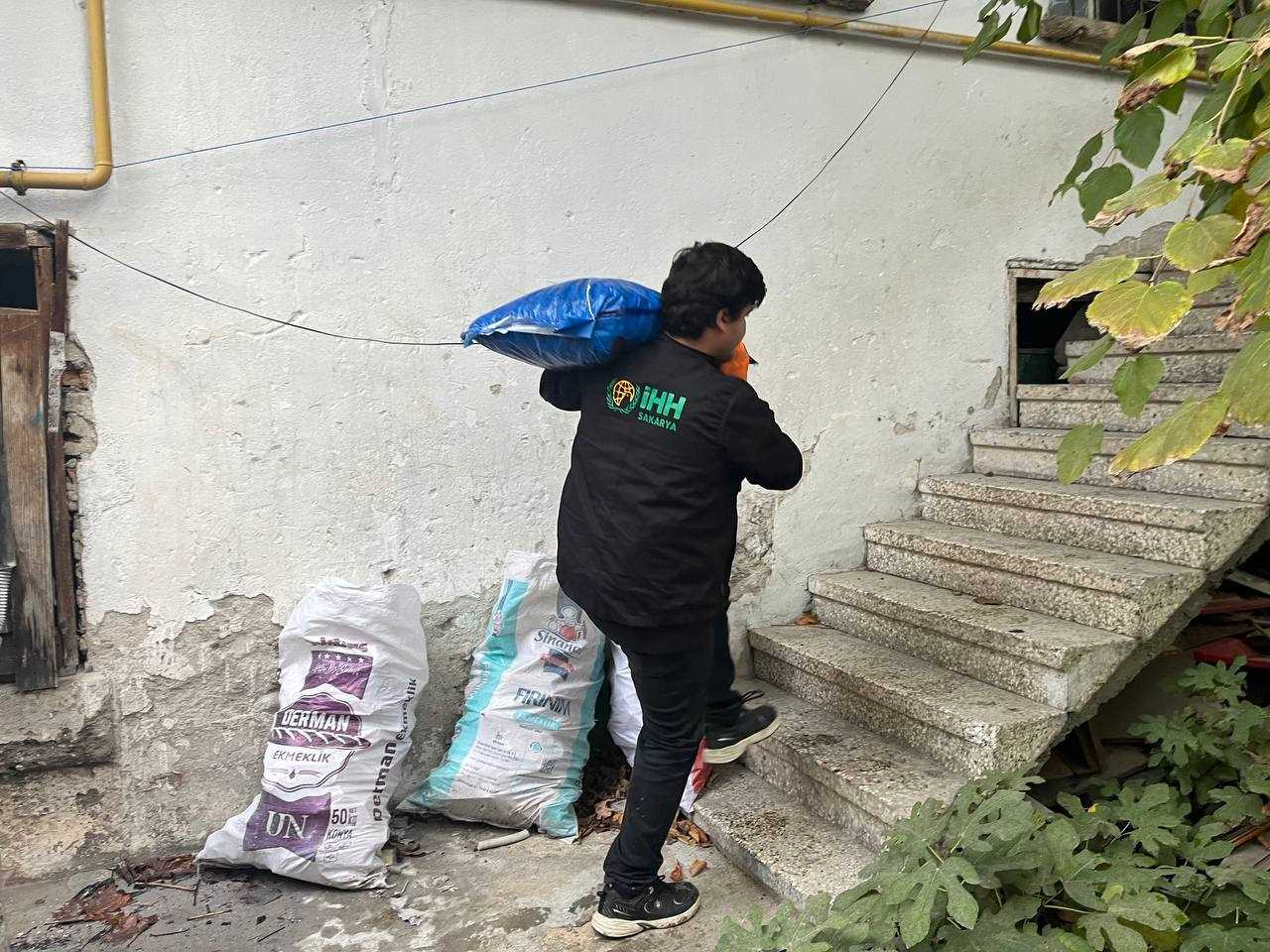 İHH Türkiyede 4 bin çocuğa bot ve mont dağıttı 3