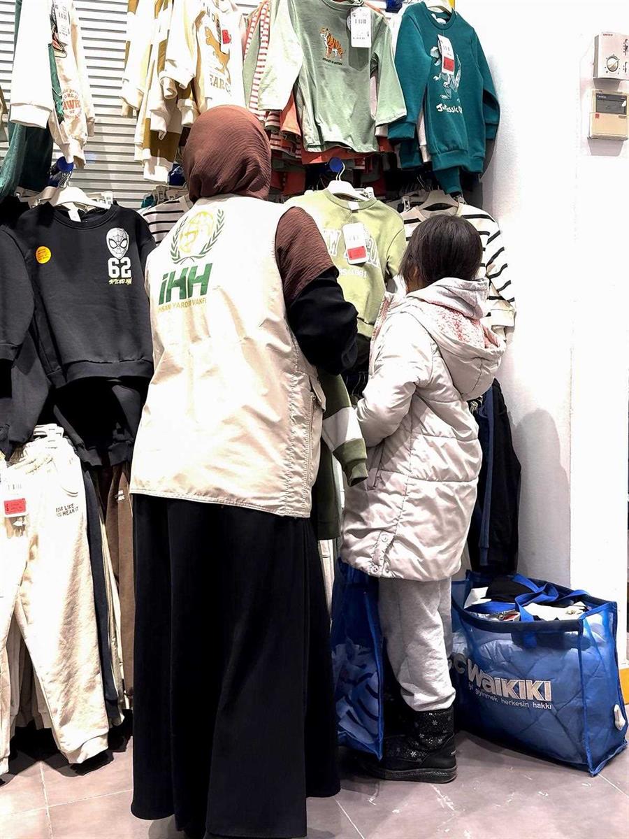 İHH Türkiyede 4 bin çocuğa bot ve mont dağıttı 5 