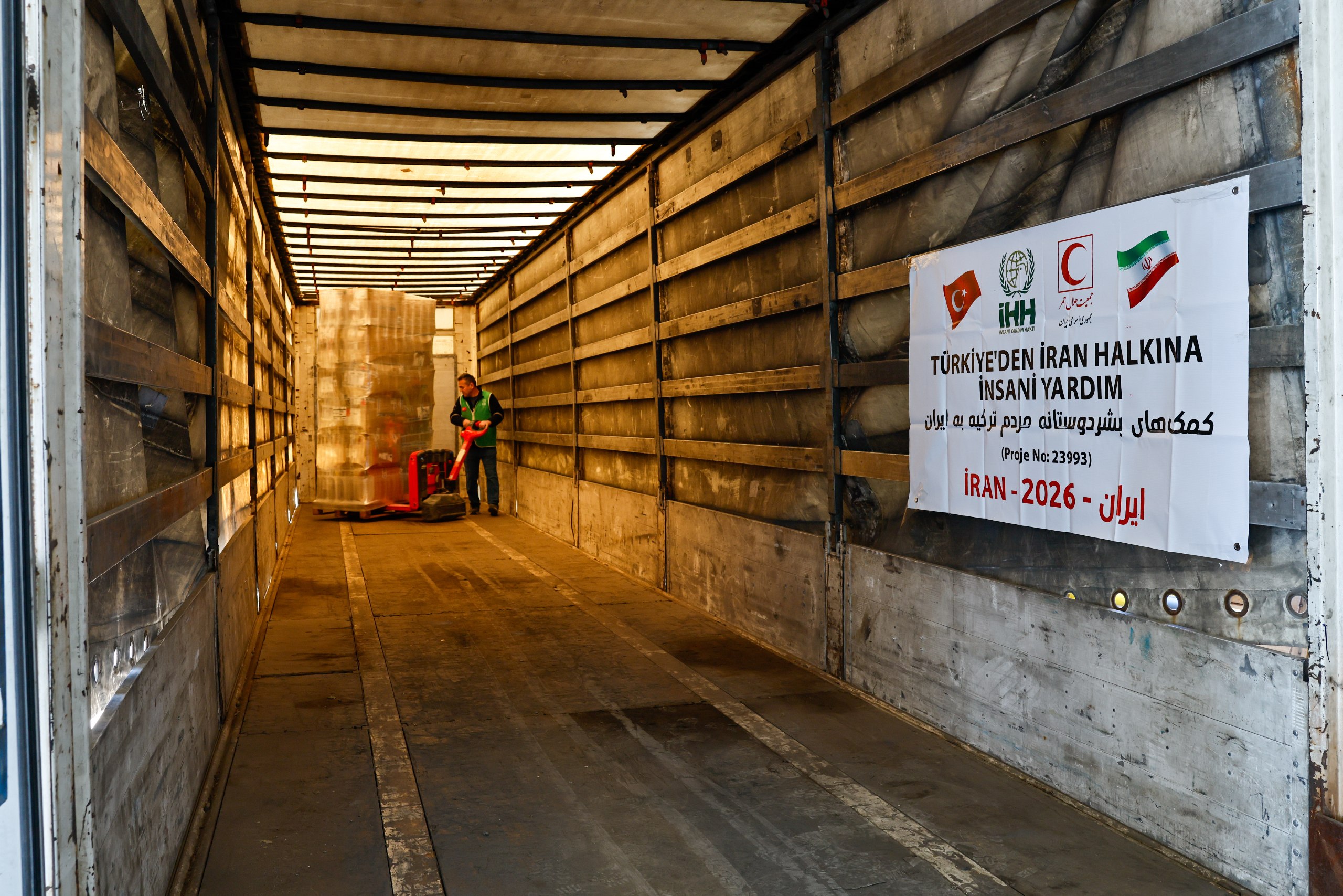 Türkiyeden İrana 5 tır insani yardım 1