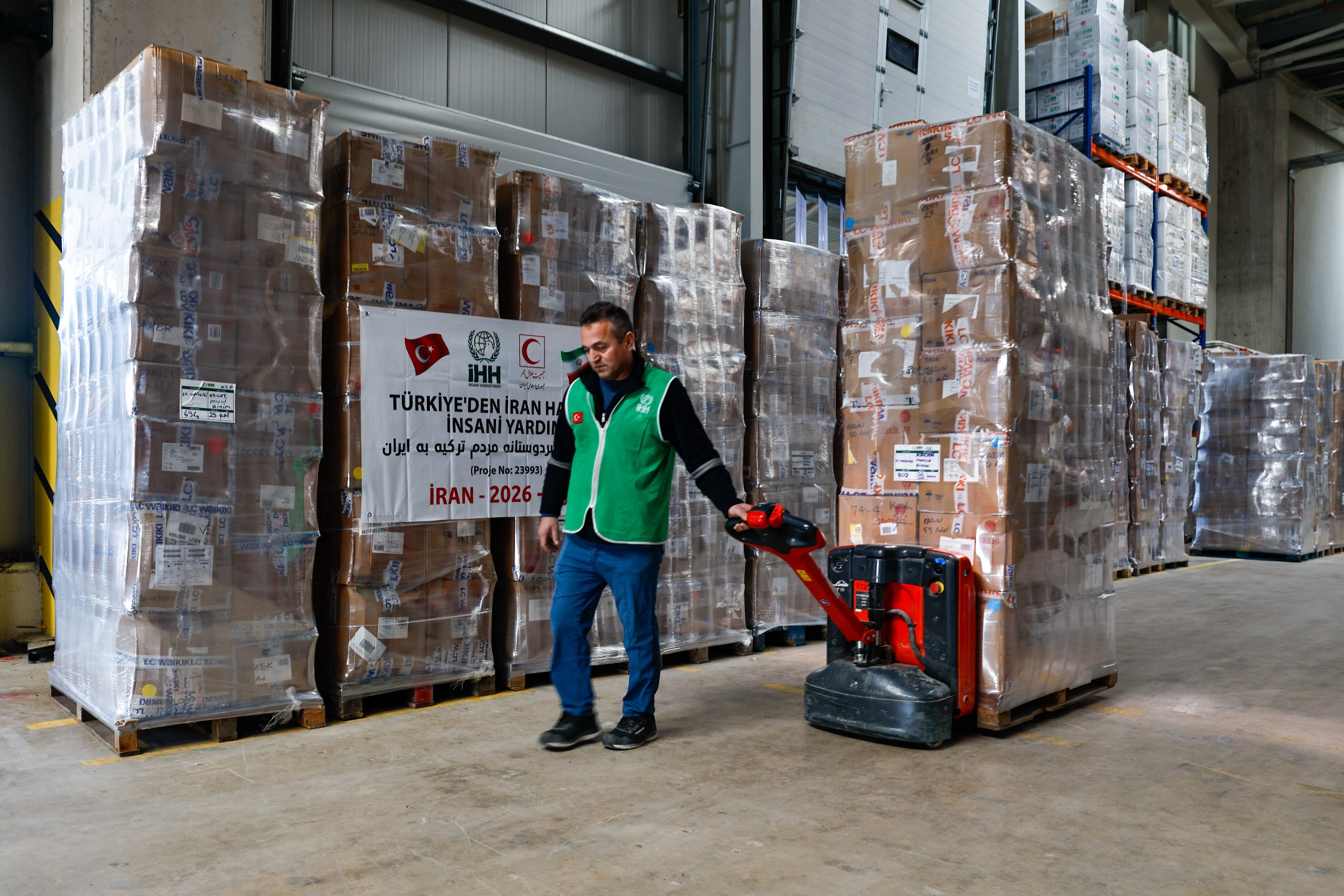 Türkiyeden İrana 5 tır insani yardım 4
