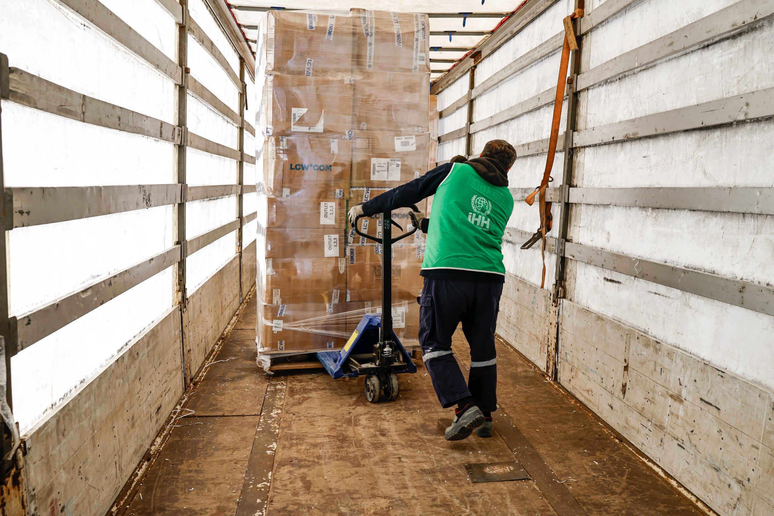 Türkiyeden İrana 5 tır insani yardım 5